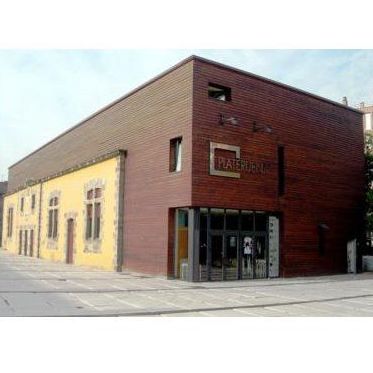 El resultado definitivo se interpreta como la macla entre las pétreas fachadas del matadero, y la superposición del nuevo cajón de madera. El resultado definitivo se interpreta como la macla entre las pétreas fachadas del matadero, y la superposición del nuevo cajón de madera.