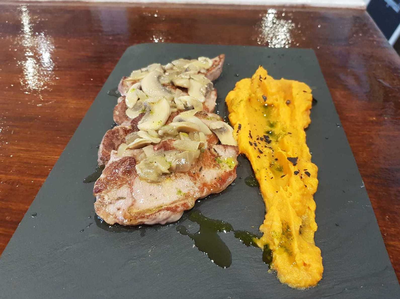 Lomo de jabalí con puré de boniato Lomo de jabalí con puré de boniato