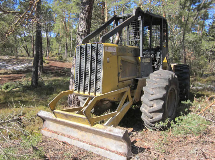 Maquinaria especial para realizar los trabajos forestales 
