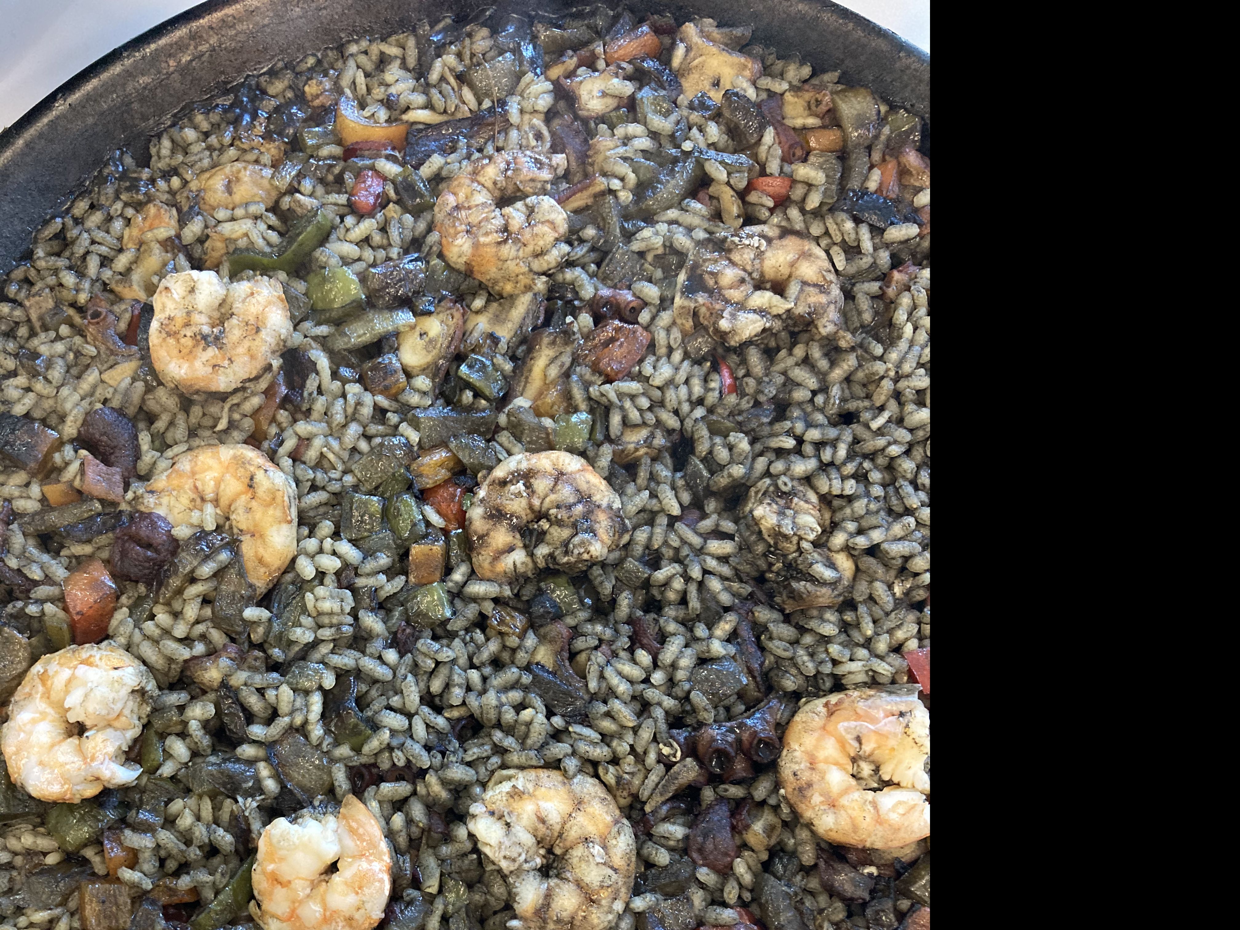 Este es el arroz negro con gambas y chipirones Este es el arroz negro con gambas y chipirones