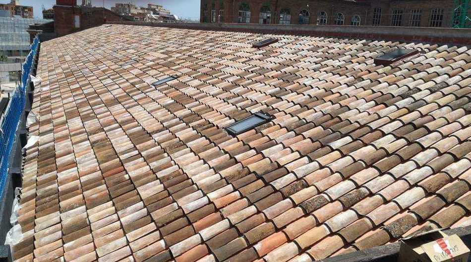 Colocación de tejas : ¿Qué hacemos? de Rehabilitaciones Cubiertas y Tejados Colocación de tejas : ¿Qué hacemos? de Rehabilitaciones Cubiertas y Tejados