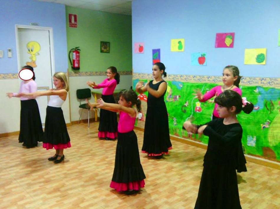 niñas vailando en ludoteca infantil Pequeñajos de Valdemoro niñas vailando en ludoteca infantil Pequeñajos de Valdemoro