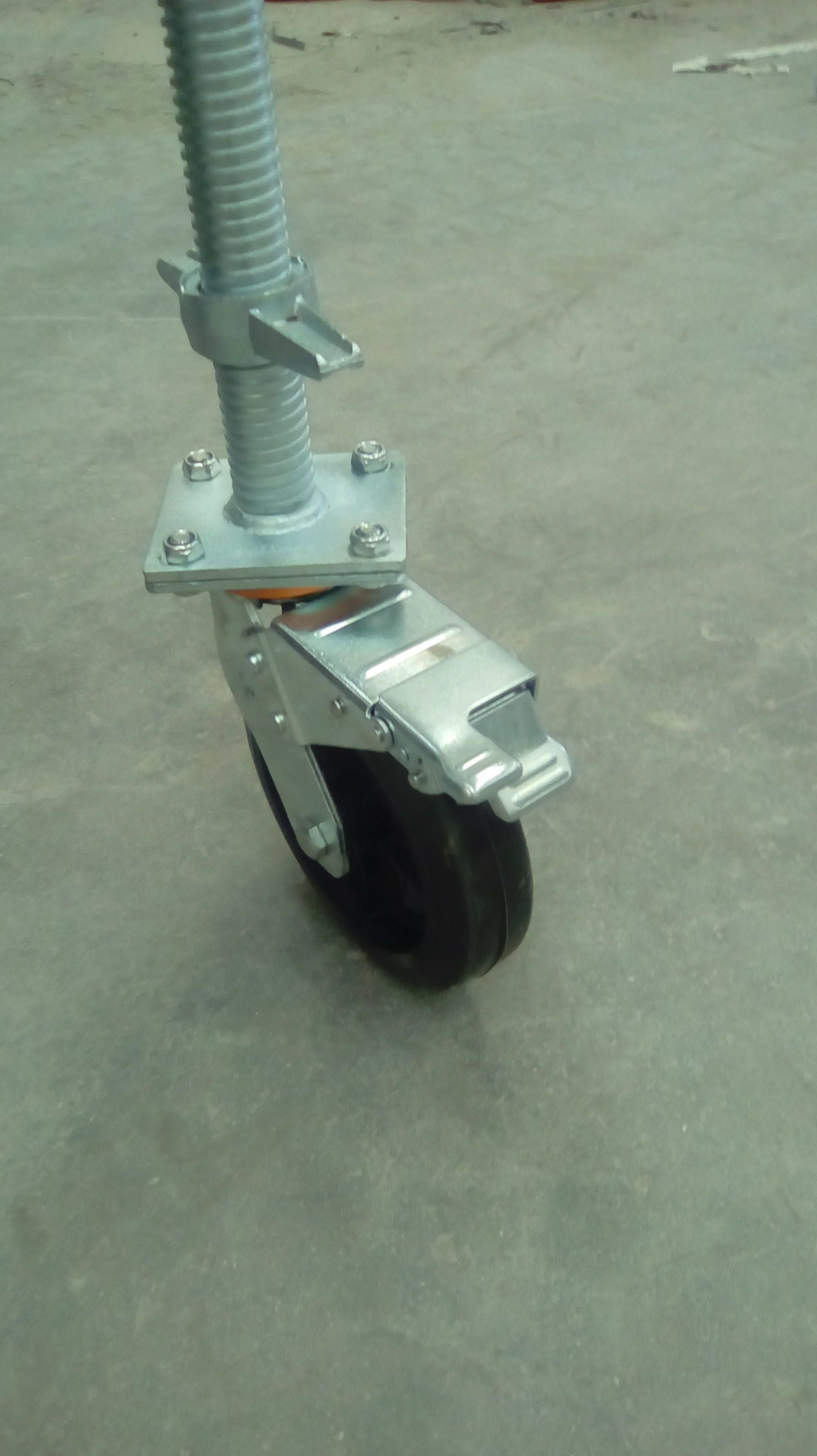 RUEDAS DE GOMA MACIZA CON HUSILLO Y FRENO GALVANIZADA RUEDAS DE GOMA MACIZA CON HUSILLO Y FRENO GALVANIZADA