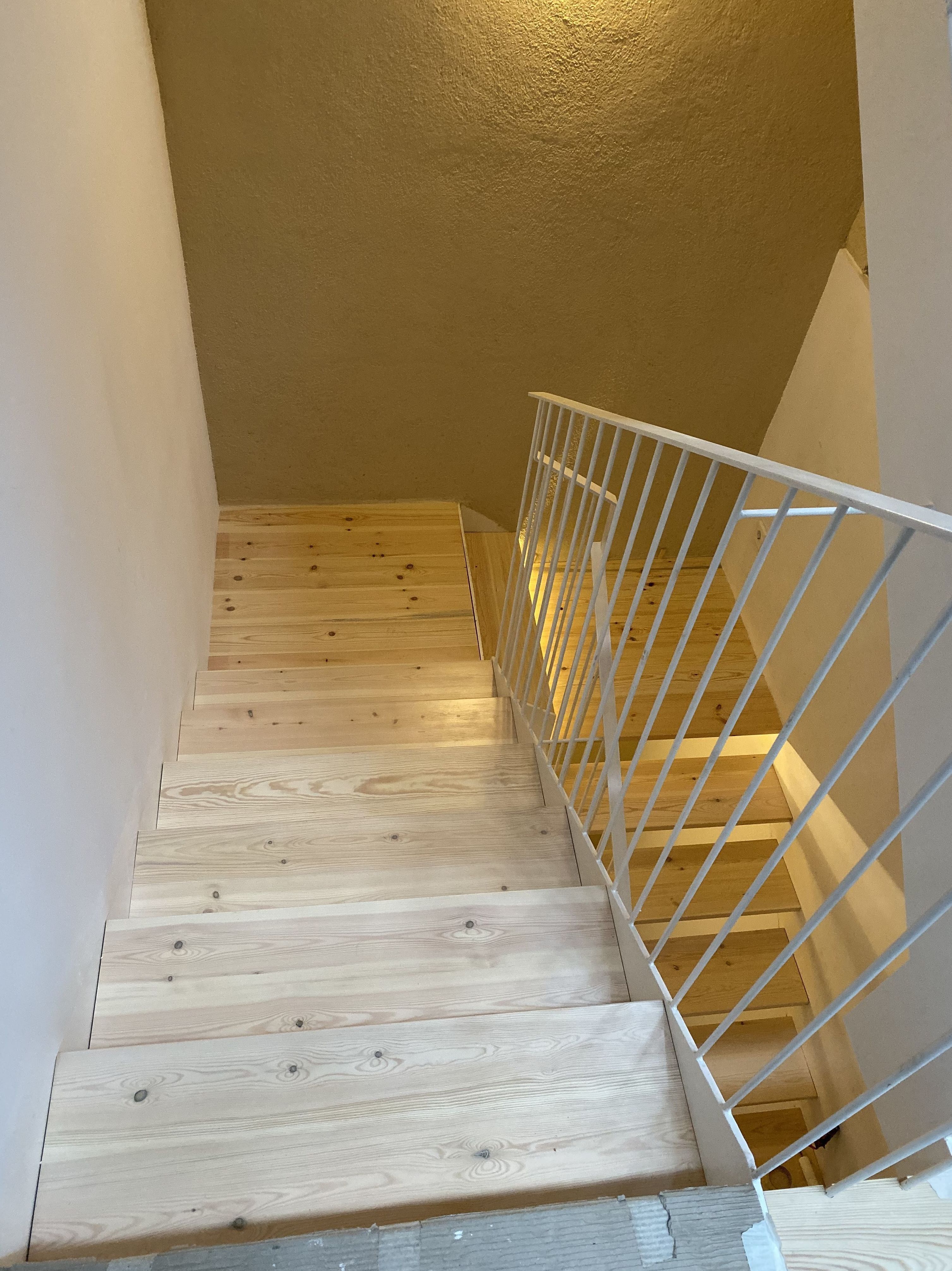 Escalera terminada, peldaños y rellanos de pino, en color decolorado blanco y mate. Escalera terminada, peldaños y rellanos de pino, en color decolorado blanco y mate.