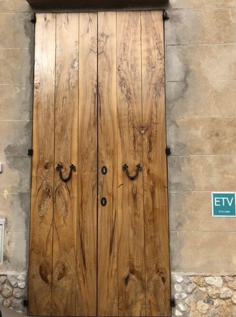 Puerta de olivo, barnizado mate. Cliente de Mallorca. Puerta de olivo, barnizado mate. Cliente de Mallorca.
