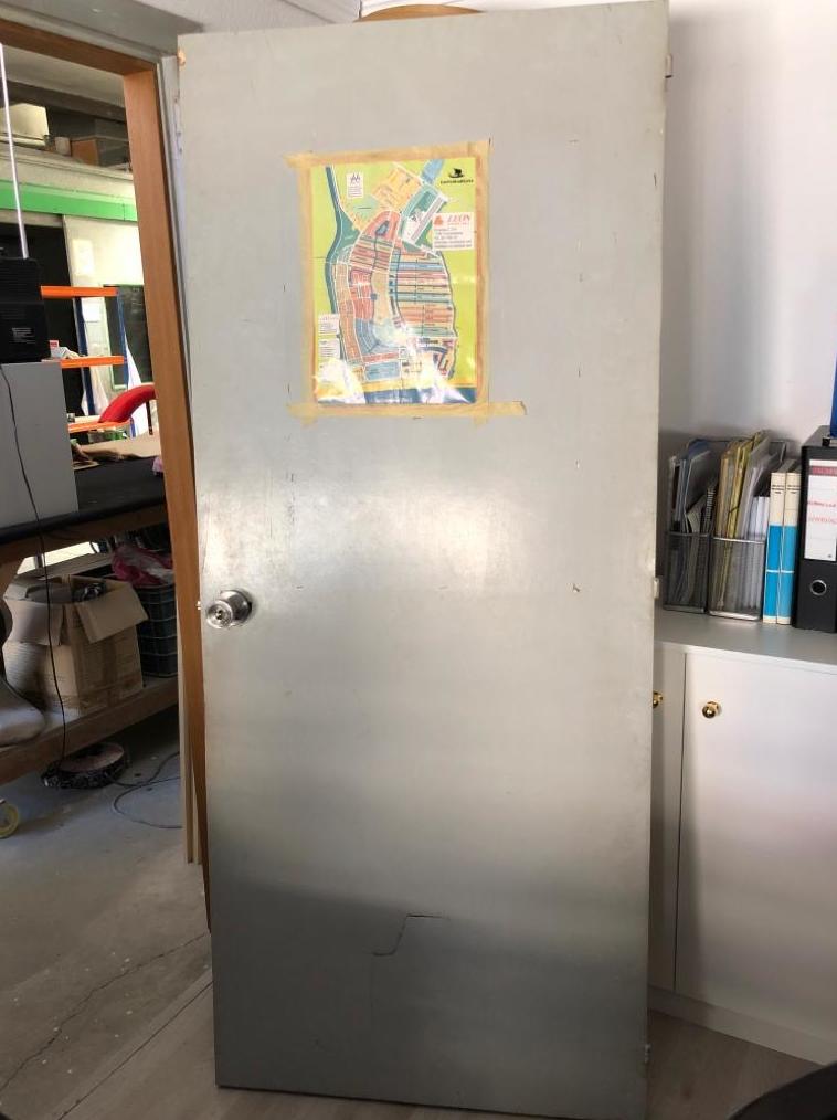 Puerta de oficina, antes de restaurar Puerta de oficina, antes de restaurar