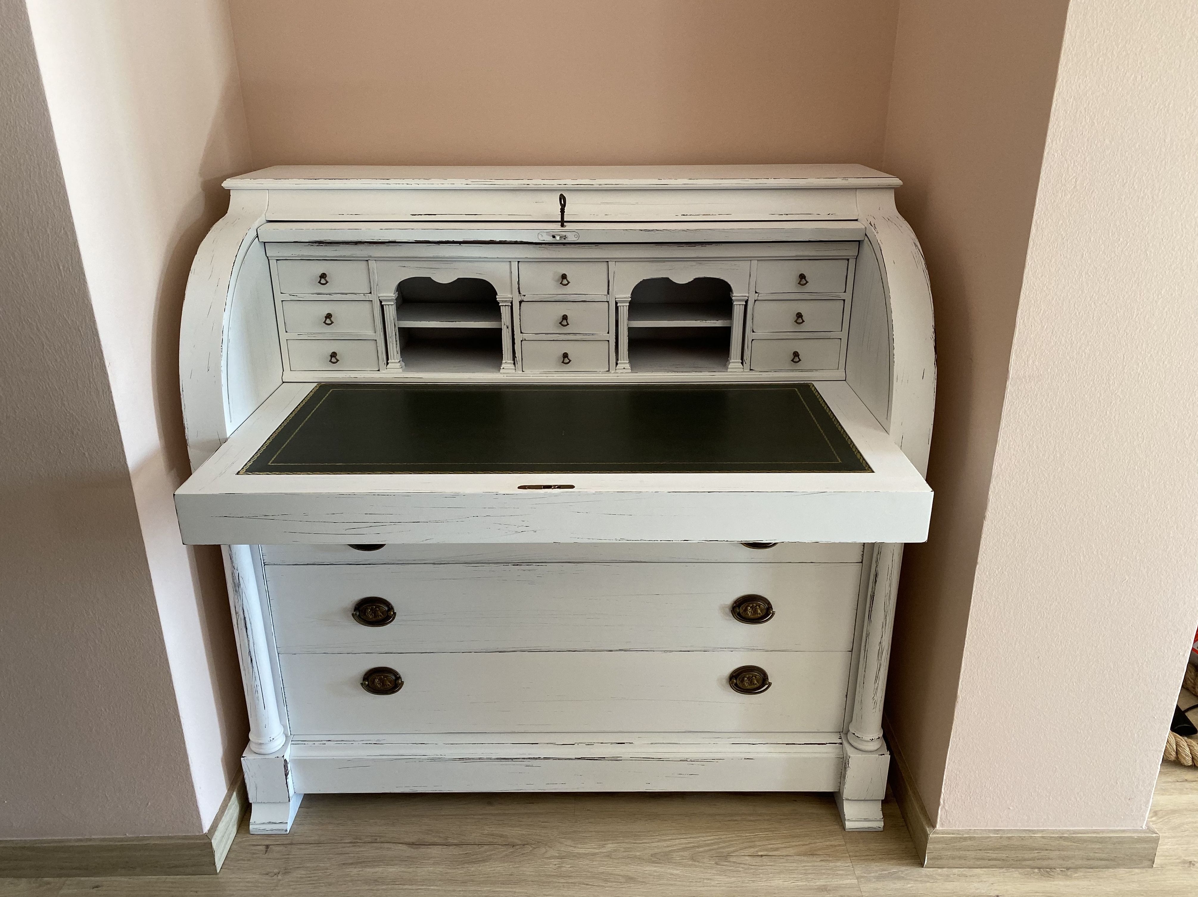 Resultado final de mueble cantonero, en lacado envejecido Resultado final de mueble cantonero, en lacado envejecido