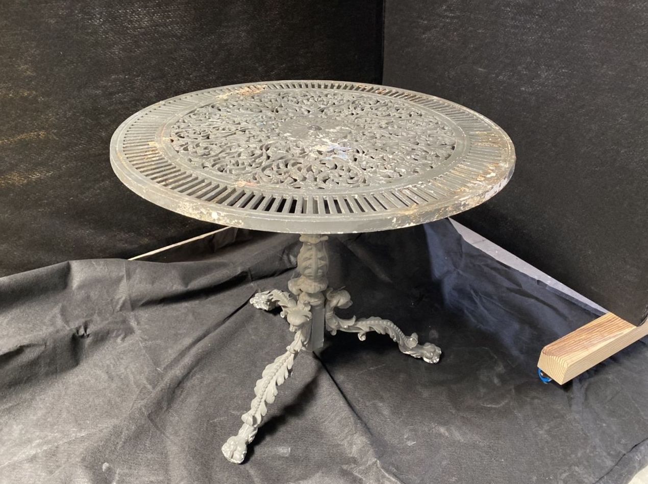 Mesa de jardín, para ser restaurada Mesa de jardín, para ser restaurada