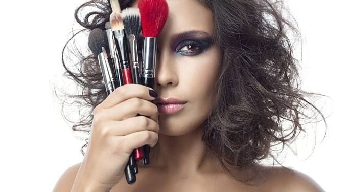 Maquillaje: Tratamientos de Estética y Aparatología Ángela Bou Maquillaje: Tratamientos de Estética y Aparatología Ángela Bou