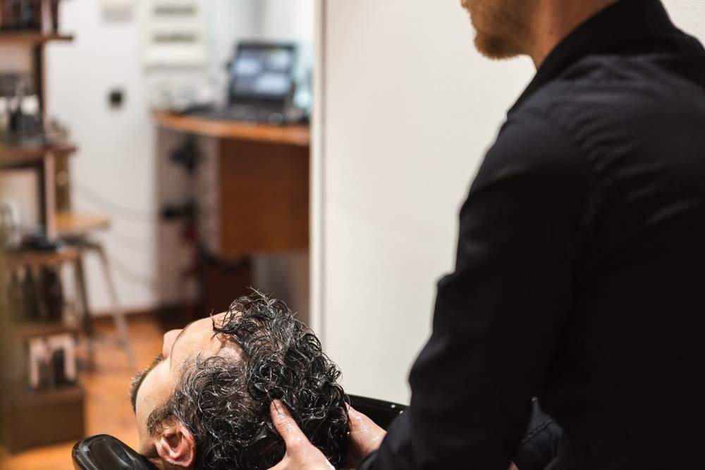 Corte de pelo con lavado y masaje: Servicios de J. Ràfols Perruquers Corte de pelo con lavado y masaje: Servicios de J. Ràfols Perruquers