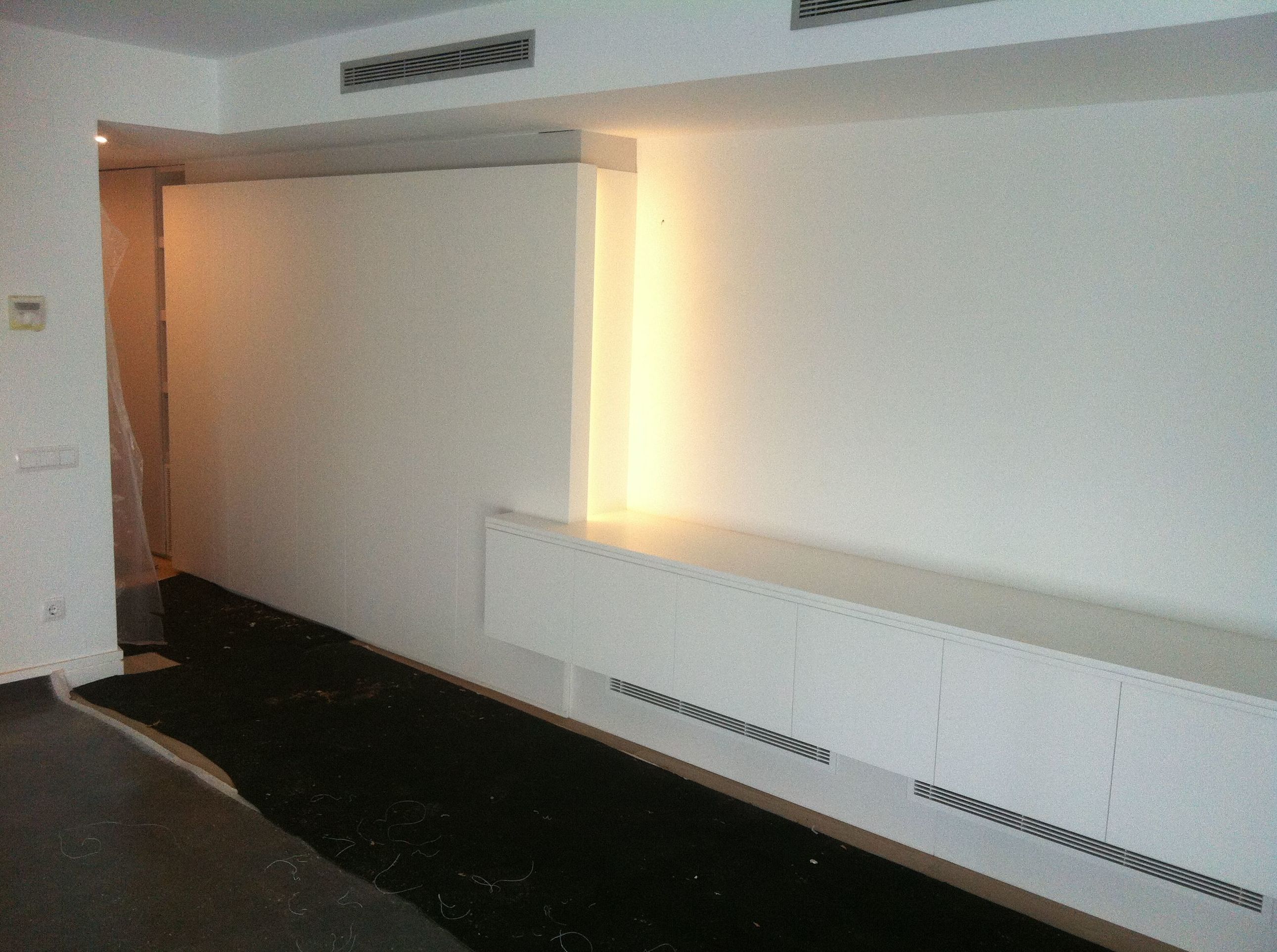 Mueble salón lacado blanco, con iluminación led.