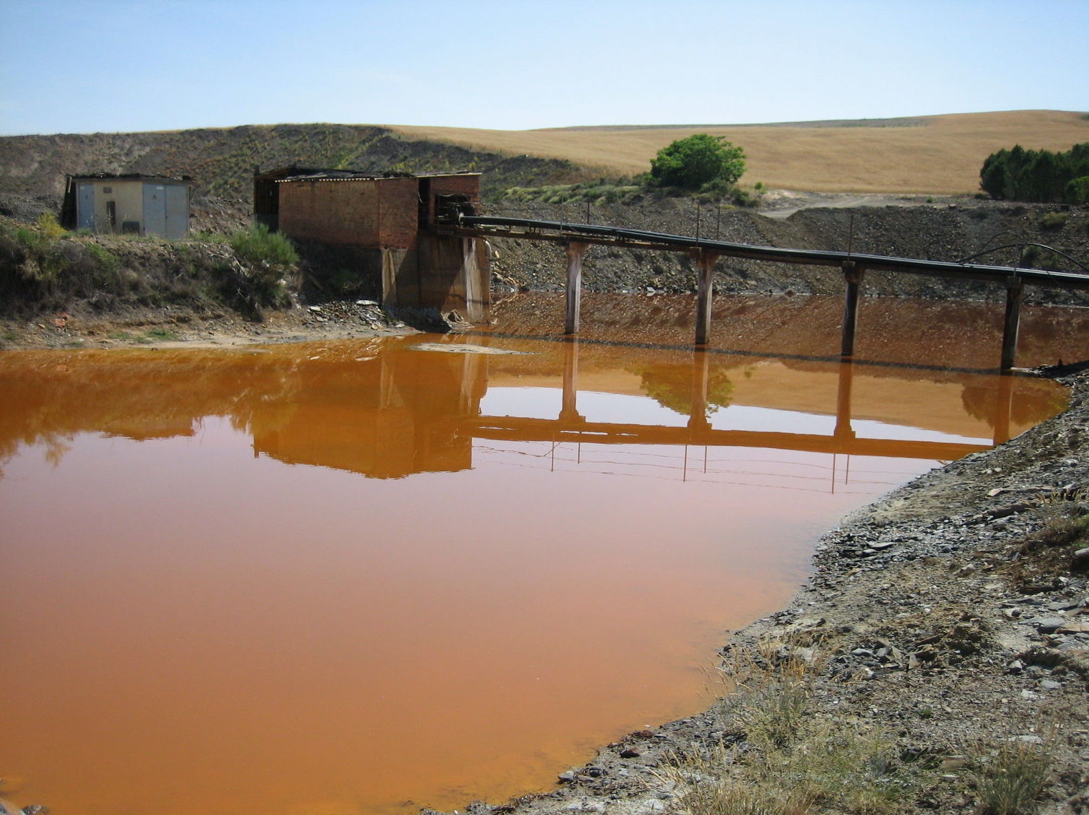 Aguas ácidas procedentes de escombreras de minería de Uranio (Salamanca)