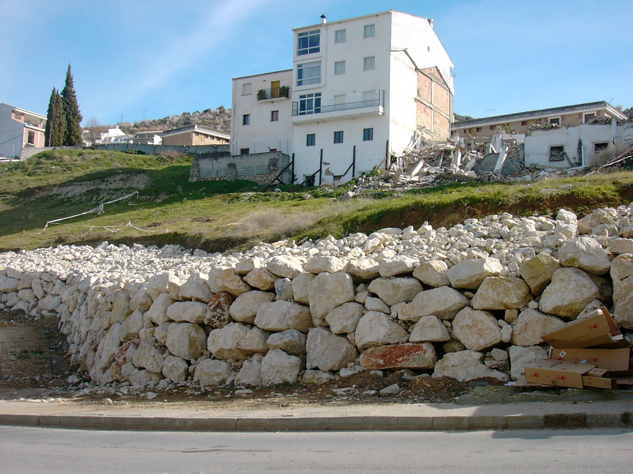 Contención con muro de escollera de deslizamiento en Montefrío (Granada)