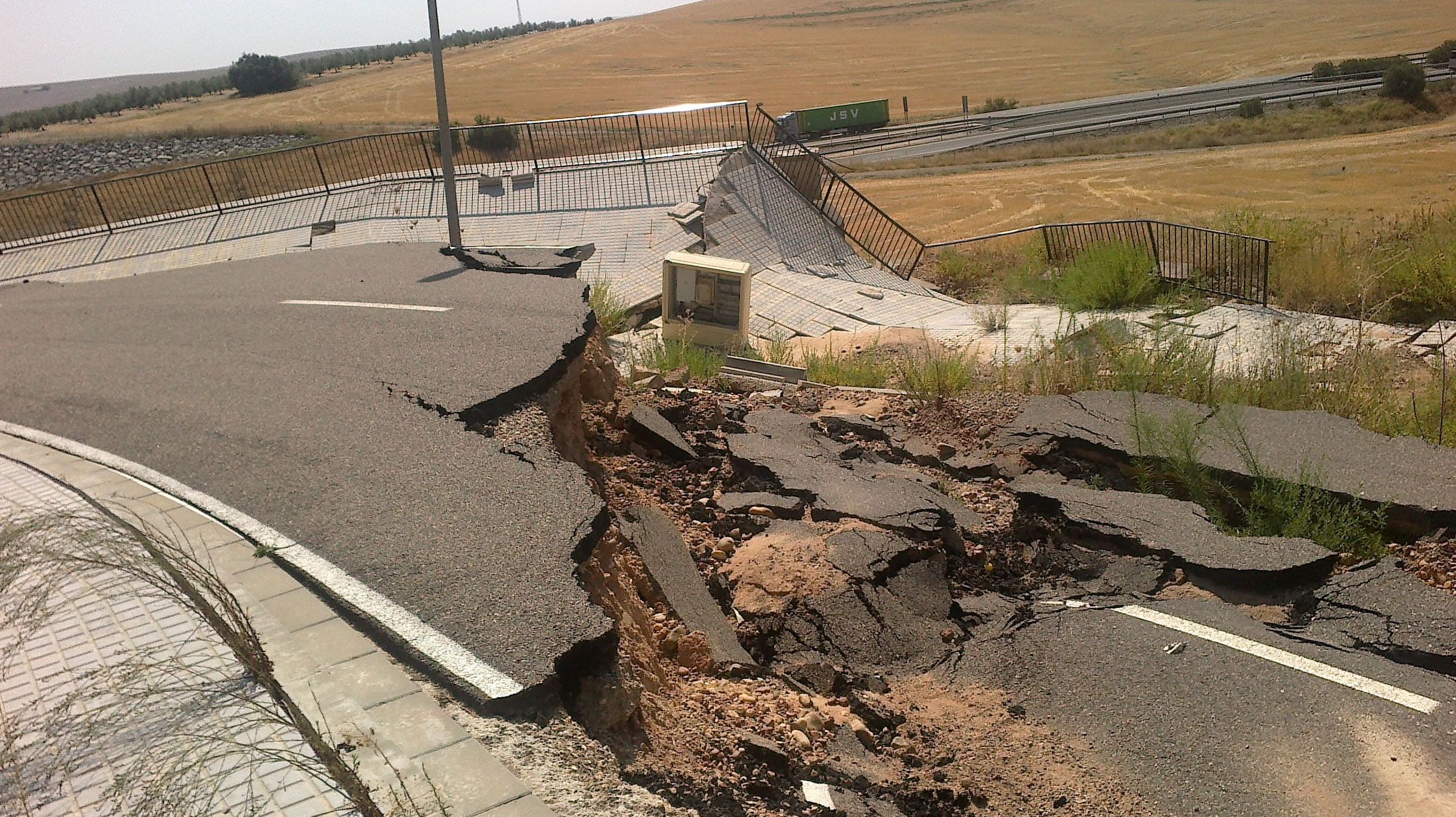 Deslizamiento en viales del P.I. El Olmo en Montoro (Córdoba) Deslizamiento en viales del P.I. El Olmo en Montoro (Córdoba)