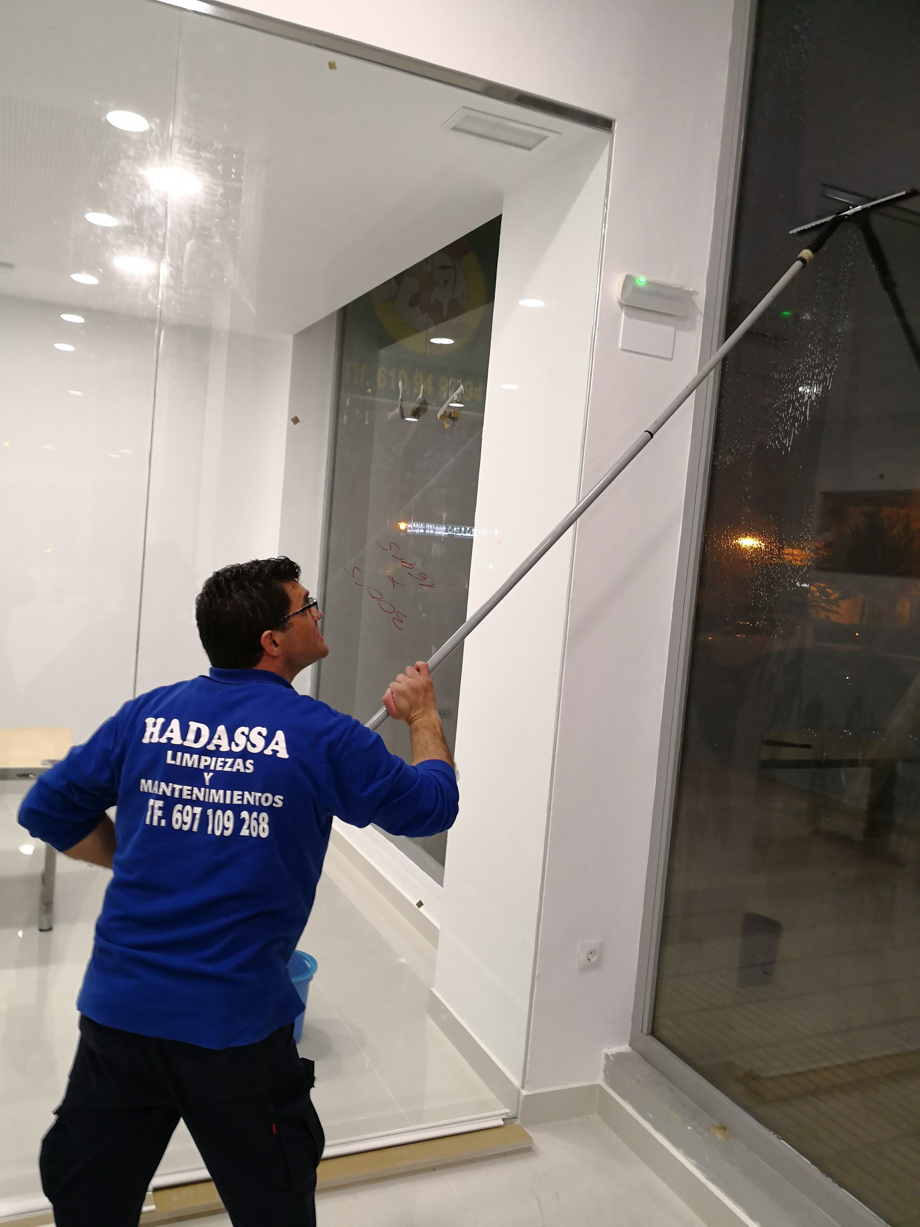 Limpieza de cristales: Servicios de Limpiezas Hadassa Limpieza de cristales: Servicios de Limpiezas Hadassa