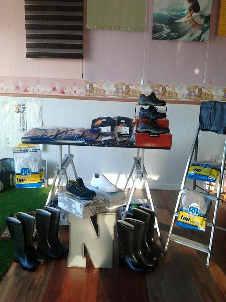 Ropa y calzado laboral: Servicios de Pinturas Ortiz Ropa y calzado laboral: Servicios de Pinturas Ortiz