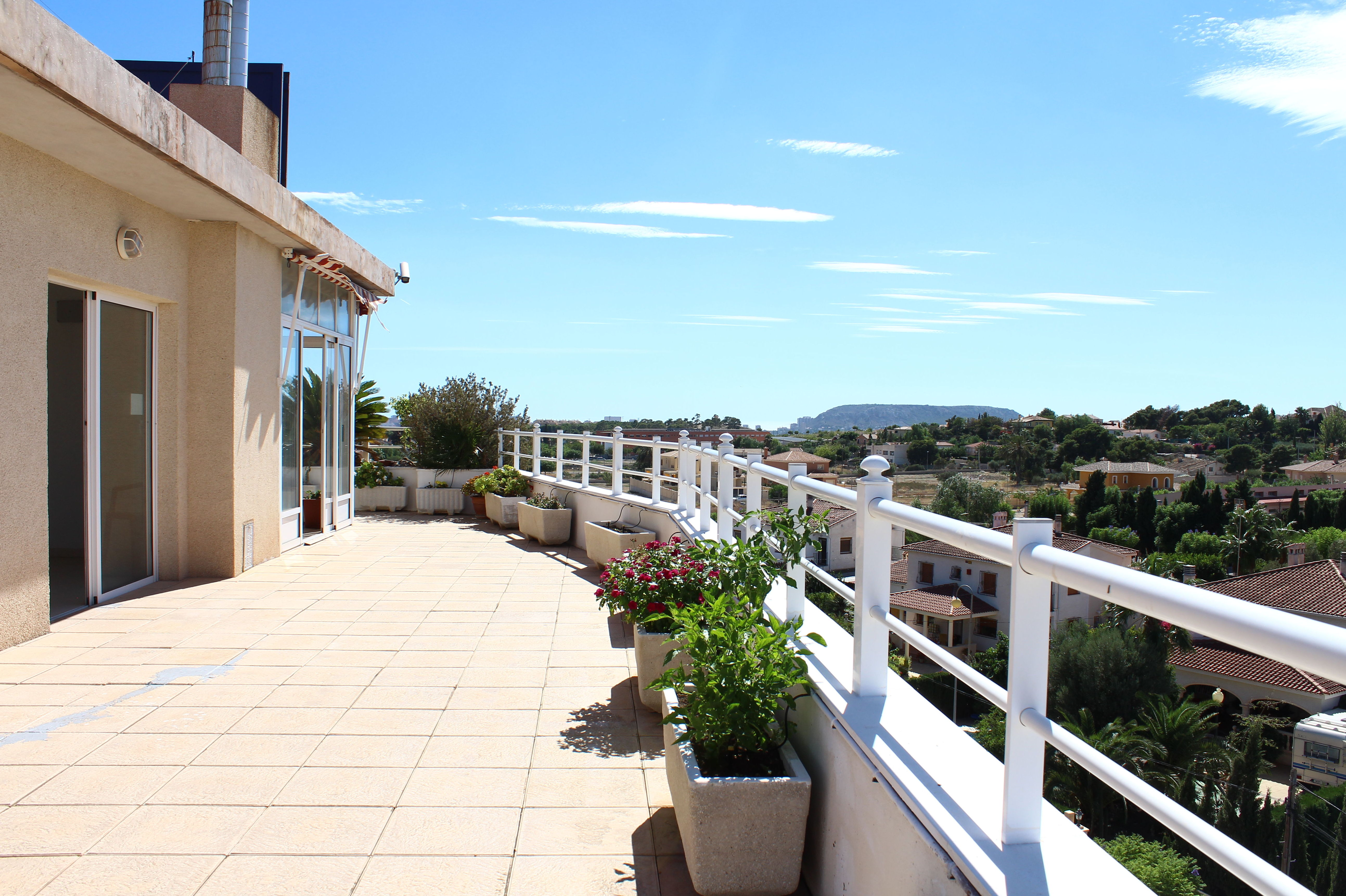 Terraza ajardinada: Nuestra Residencia de Residencia de Mayores El Pilar Terraza ajardinada: Nuestra Residencia de Residencia de Mayores El Pilar