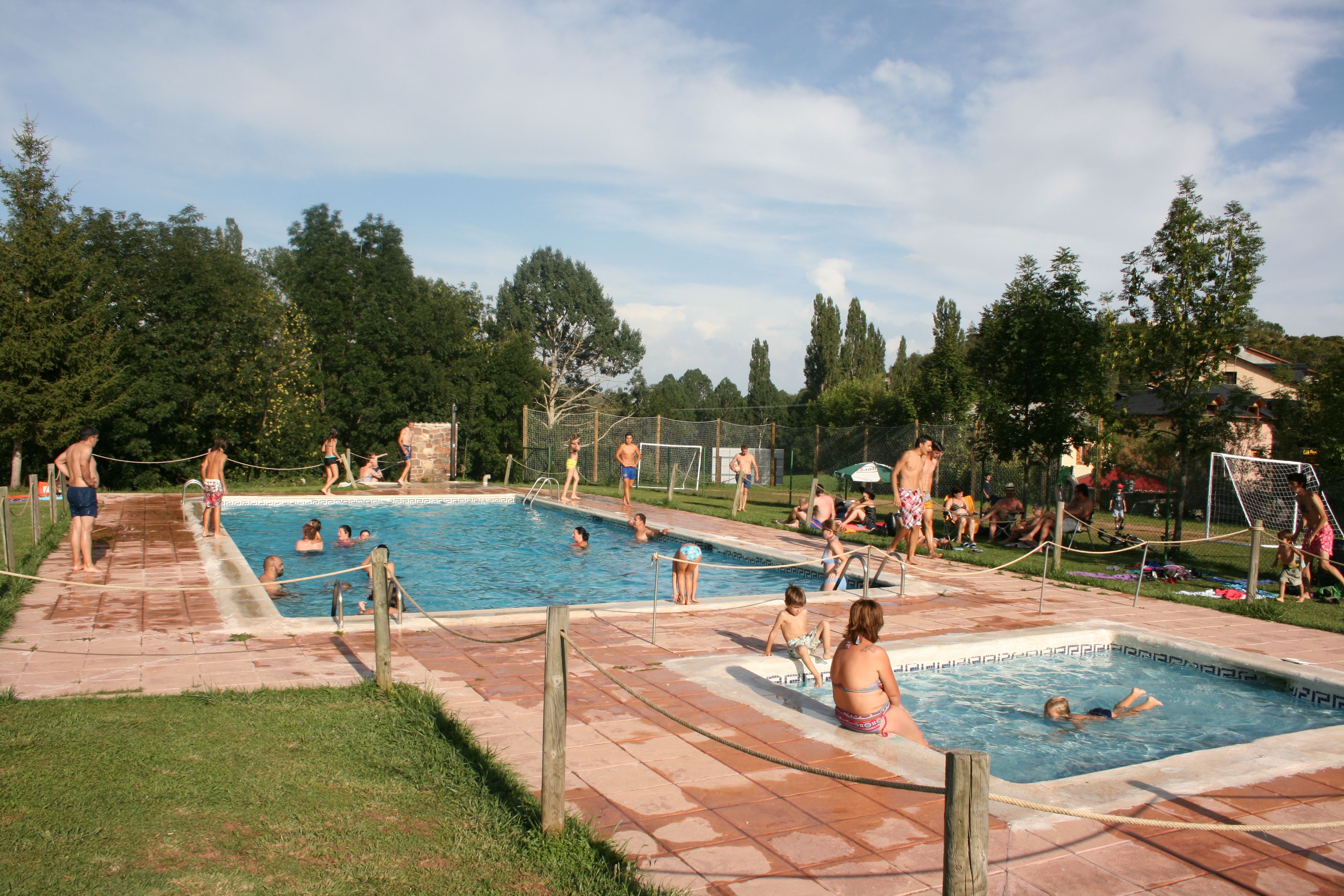 Piscinas: Nuestros alojamientos de Camping Laspaúles Piscinas: Nuestros alojamientos de Camping Laspaúles