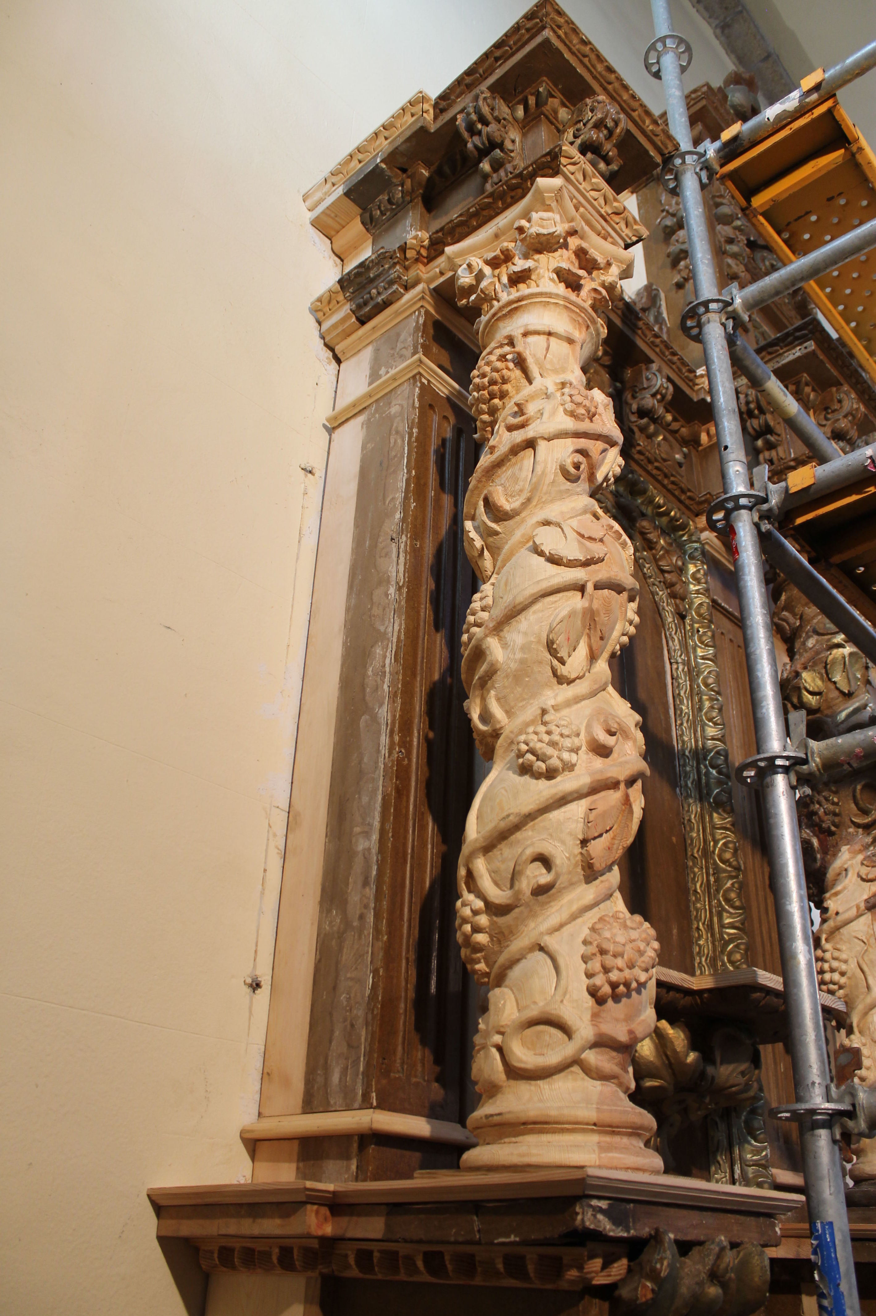 Columna realizada en madera para el retablo