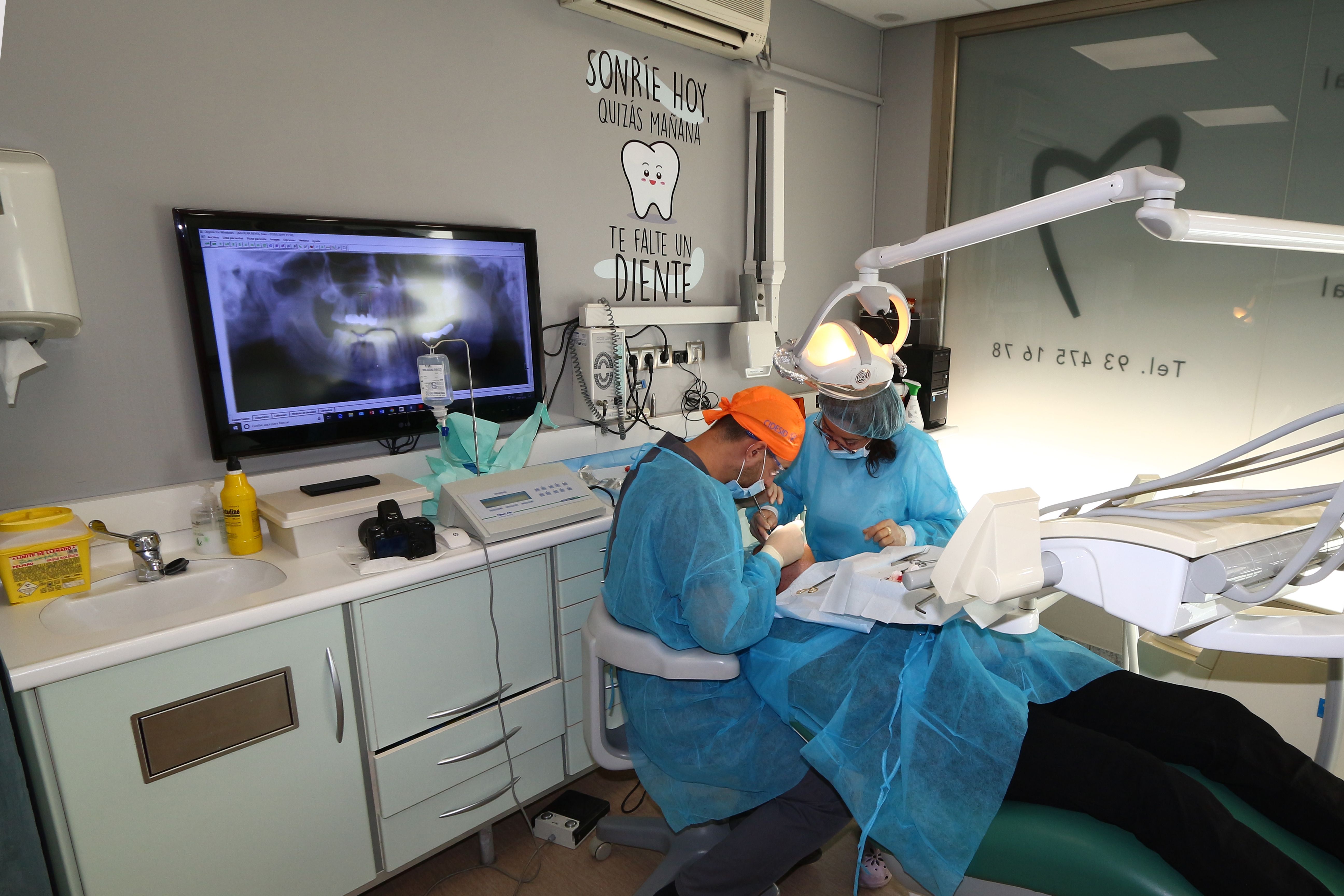 Cirugías: Tratamientos Dentales de Centre Odontologic Cornella Cirugías: Tratamientos Dentales de Centre Odontologic Cornella