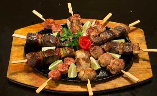 Brochetas: Nuestra Carta de La Parrilla de San Vicente Brochetas: Nuestra Carta de La Parrilla de San Vicente