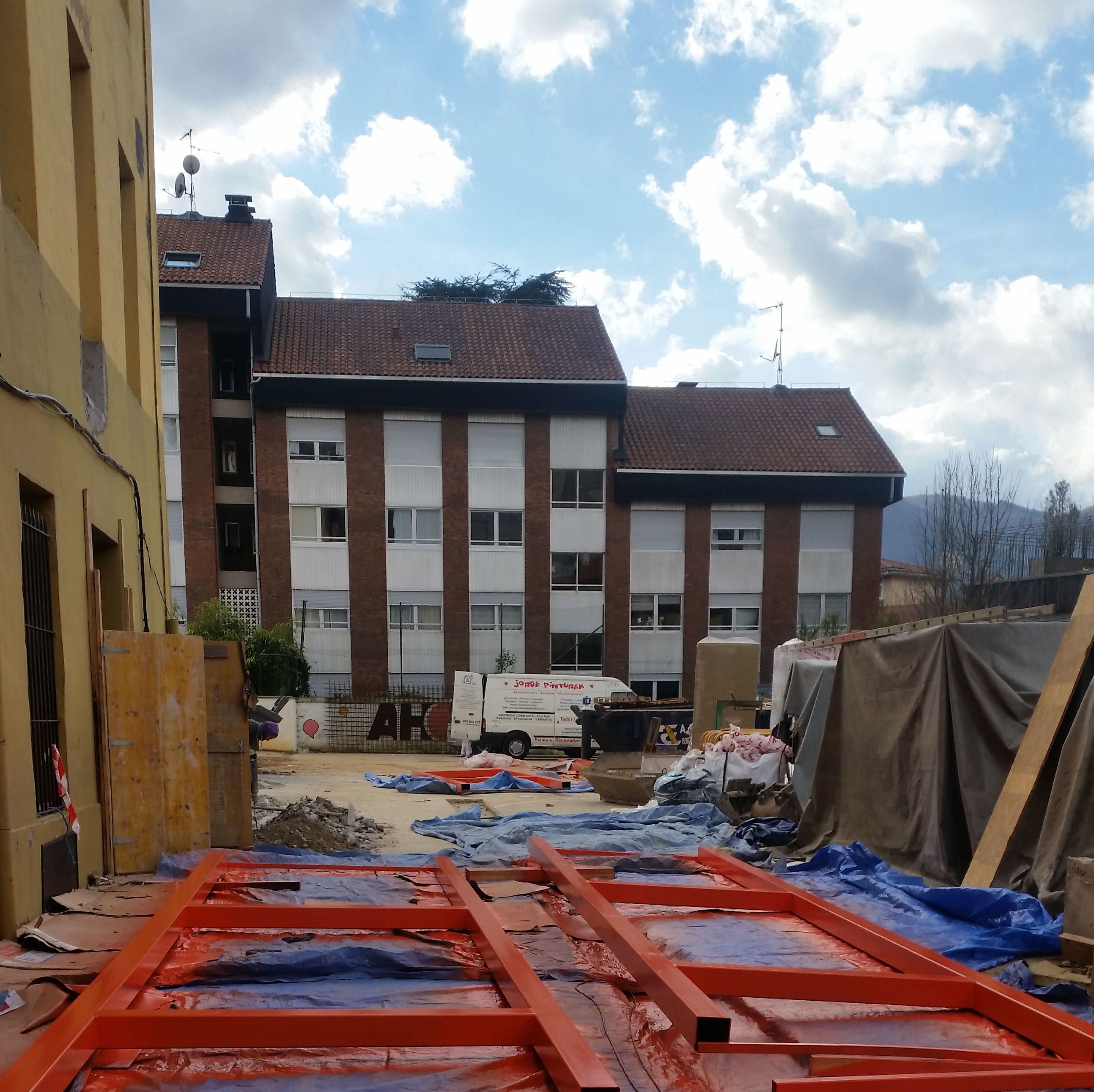 Instalación de todo tipo de ventanas y barandillas: Servicios de Jorge Pinturak Margoak S.L.U. Instalación de todo tipo de ventanas y barandillas: Servicios de Jorge Pinturak Margoak S.L.U.