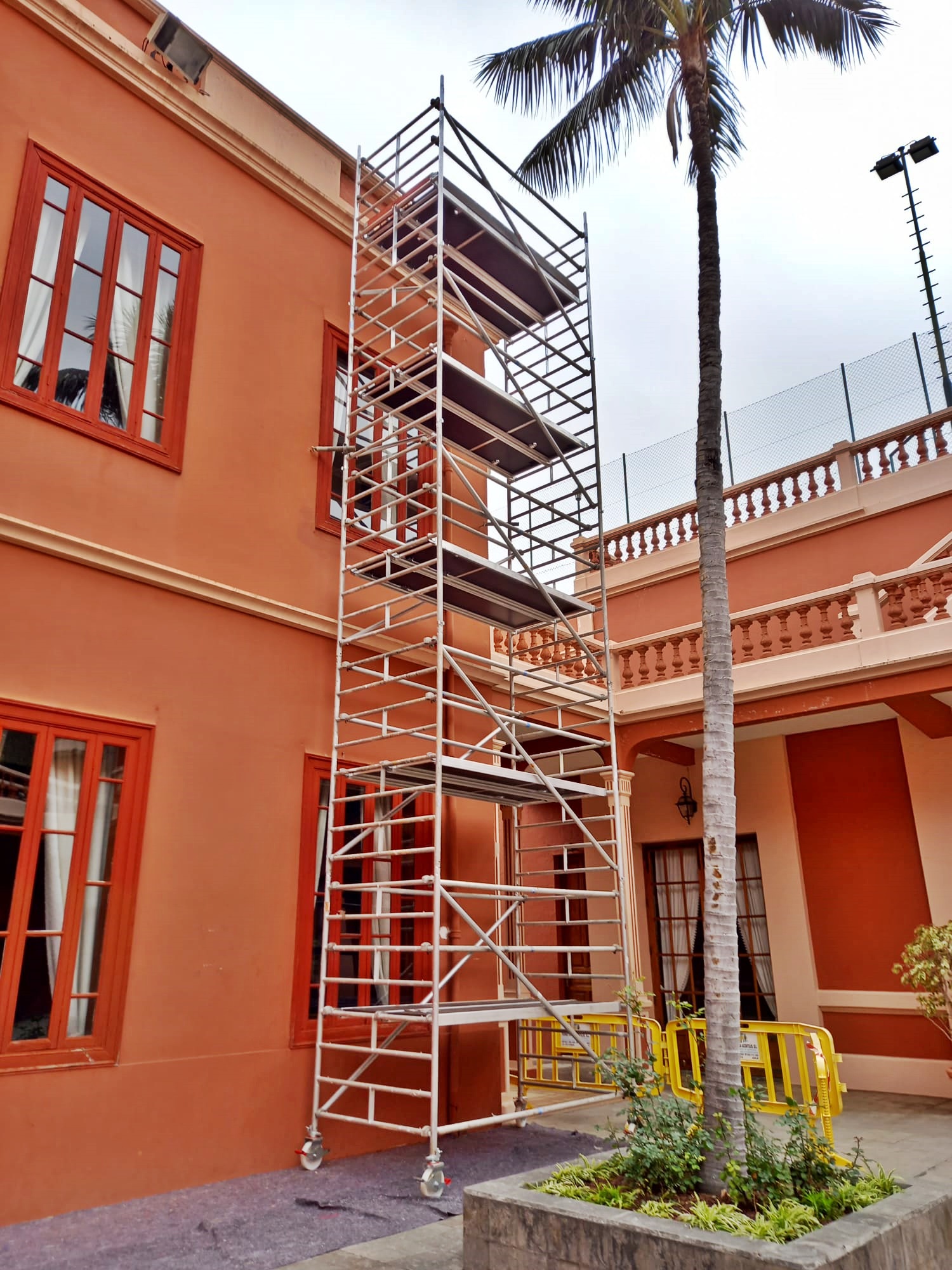 Torre móvil para pintado de fachada. Liceo Taoro. La Orotava.