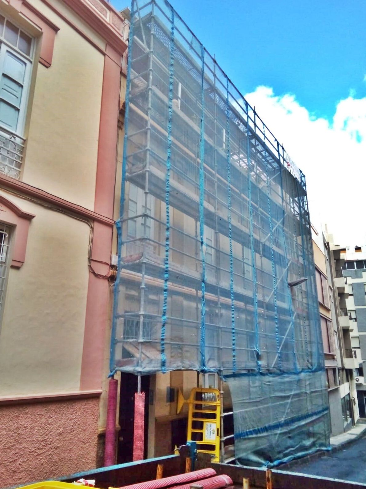 Instalación de andamio en calle Santa Rosalía. Santa Cruz de Tenerife.