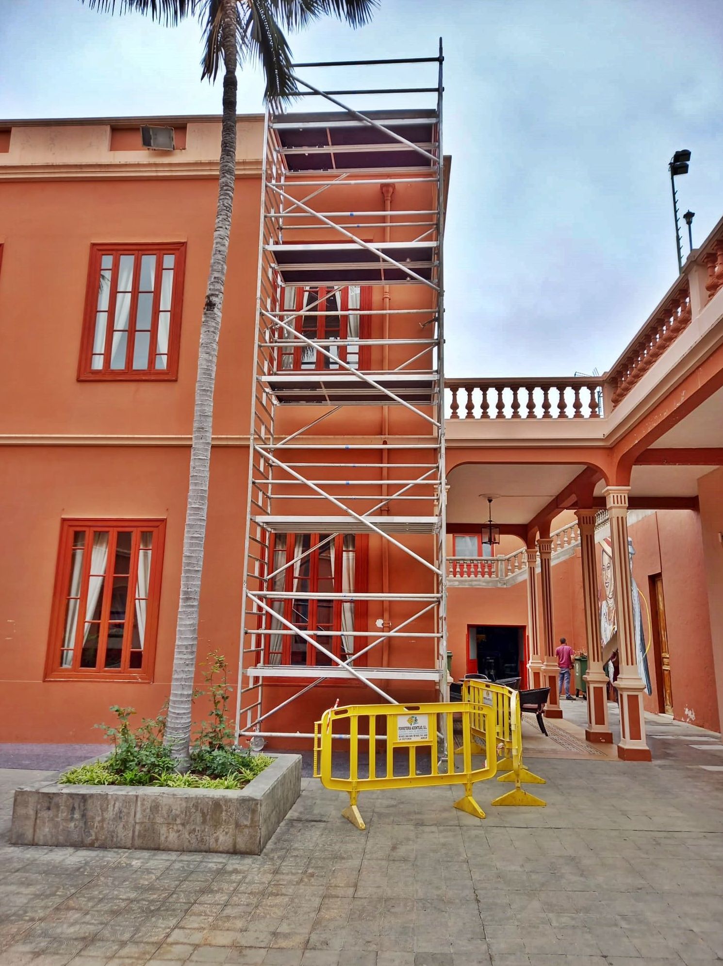 Torre móvil para pintado de fachada. Liceo Taoro. La Orotava.