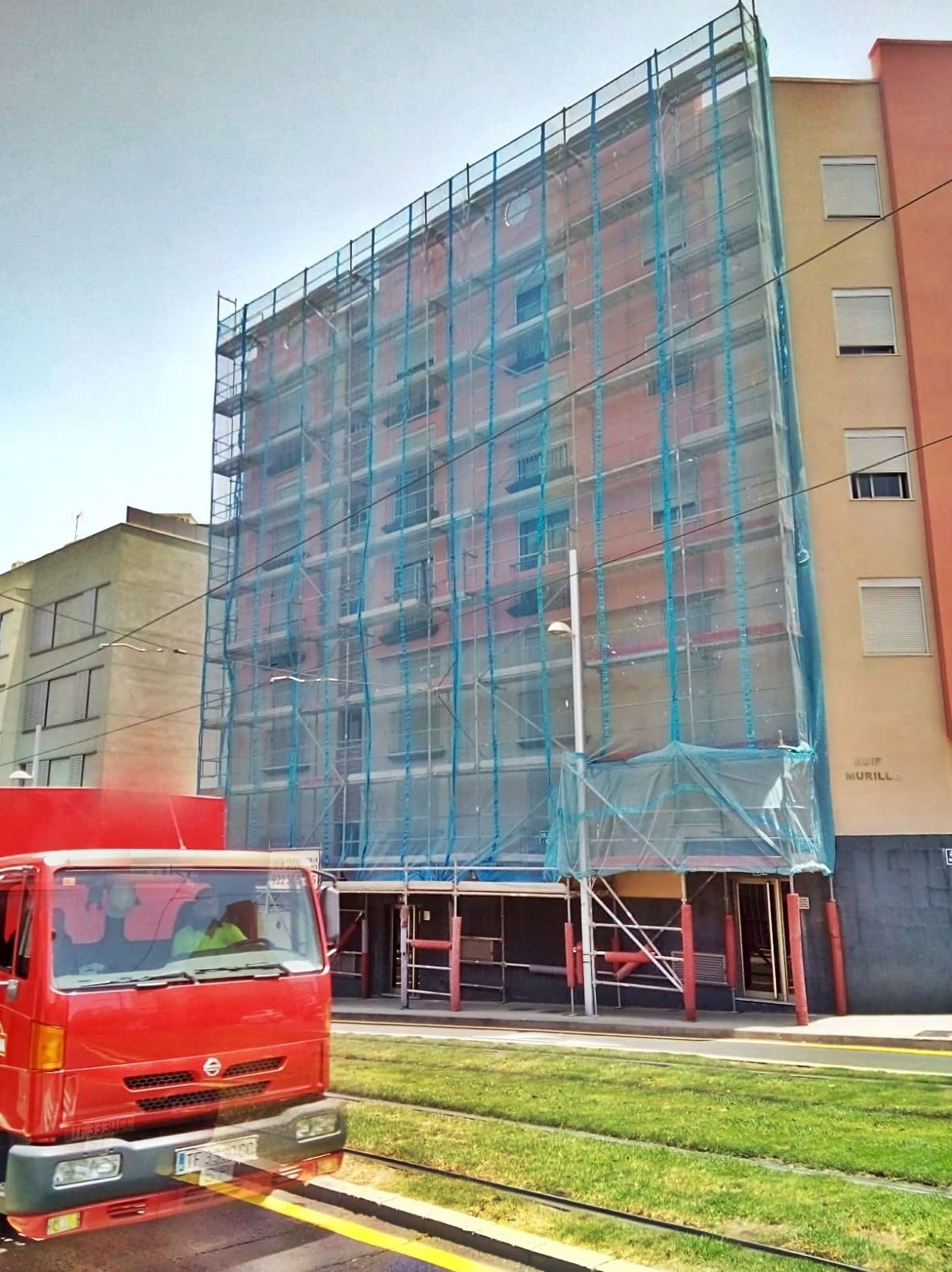 Rehabilitación de cornisas en edificio con andamio de fachada. Santa Cruz de Tenerife.
