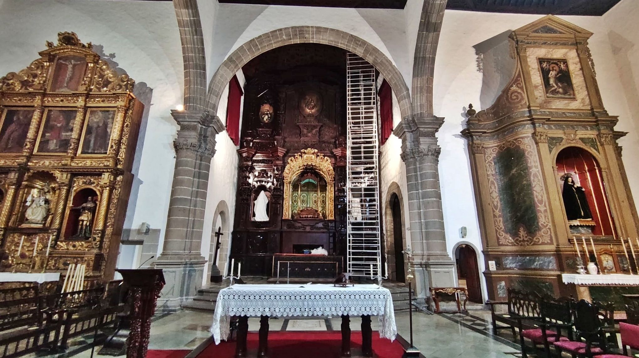 Andamio de aluminio en interior de iglesia. Tenerife.