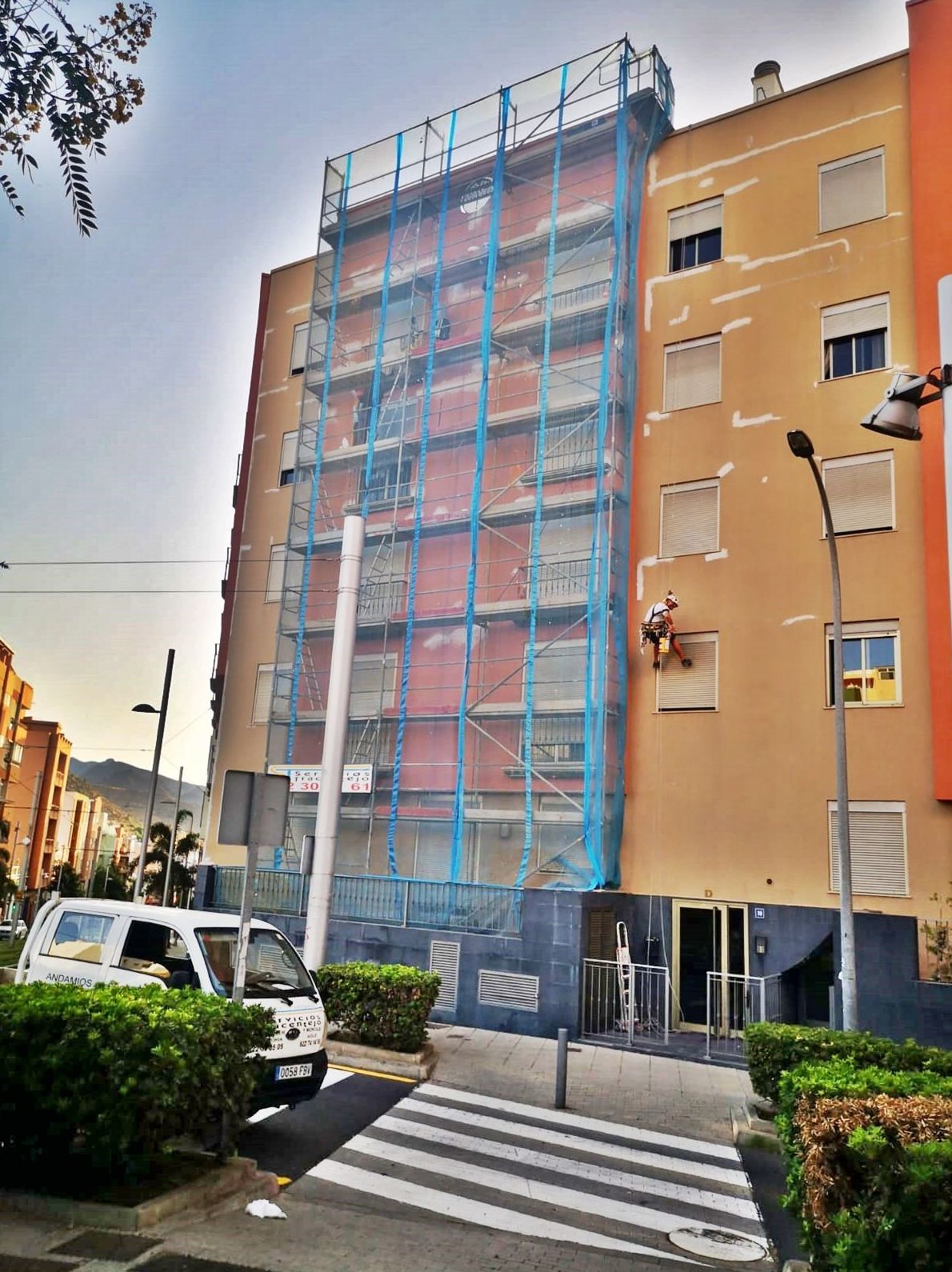 Montaje de andamiada por fases para reforma de fachada. Santa Cruz de Tenerife.