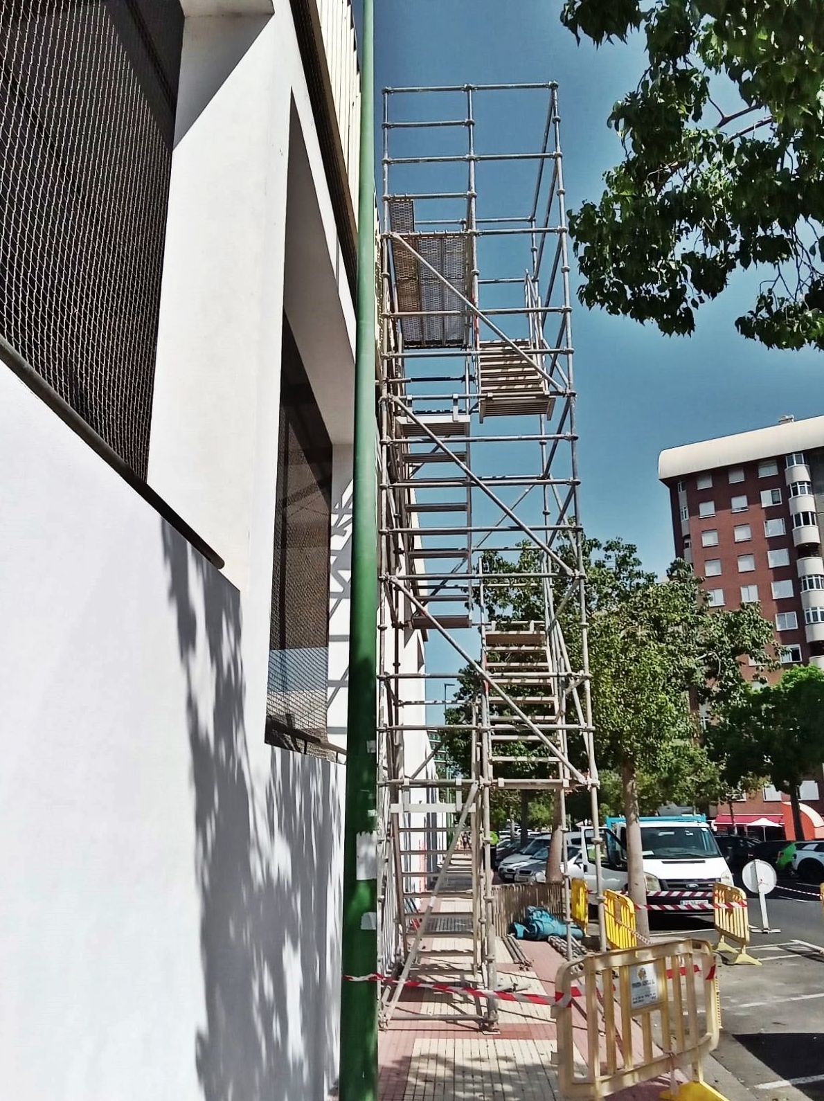 Escalera de zancas para instalación de  placas solares. Pabellón de deportes Puerto de la Cruz.