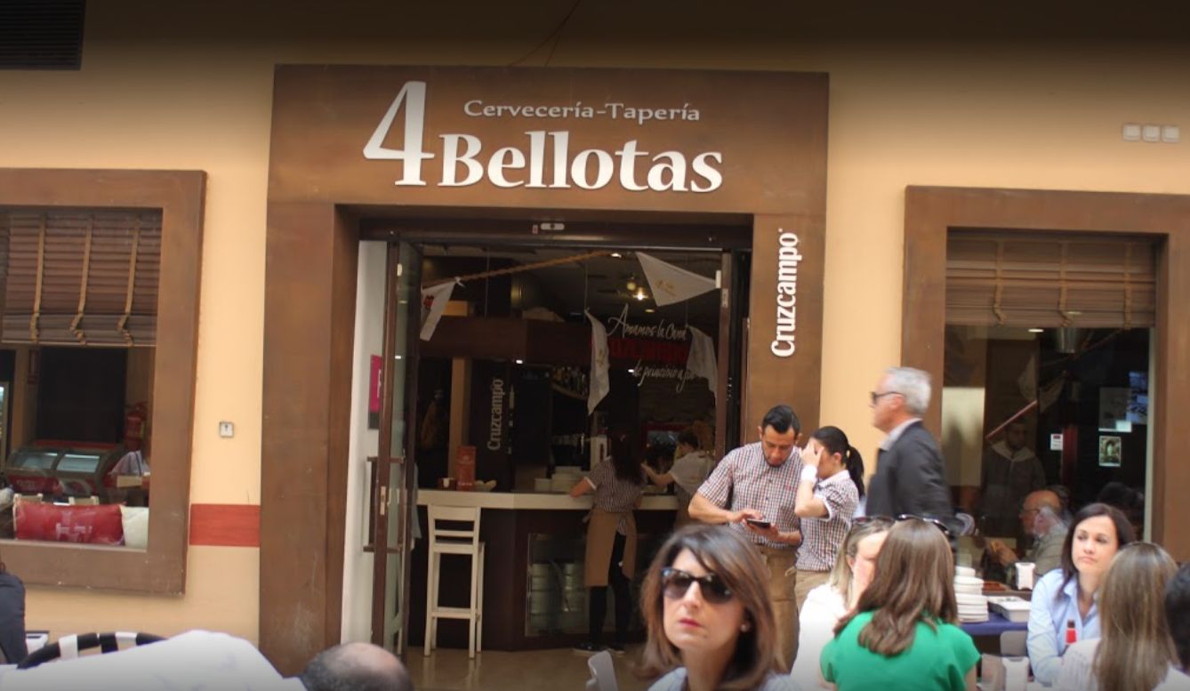 Terraza: Servicios de Cervecería Tapería Cuatro Bellotas Terraza: Servicios de Cervecería Tapería Cuatro Bellotas
