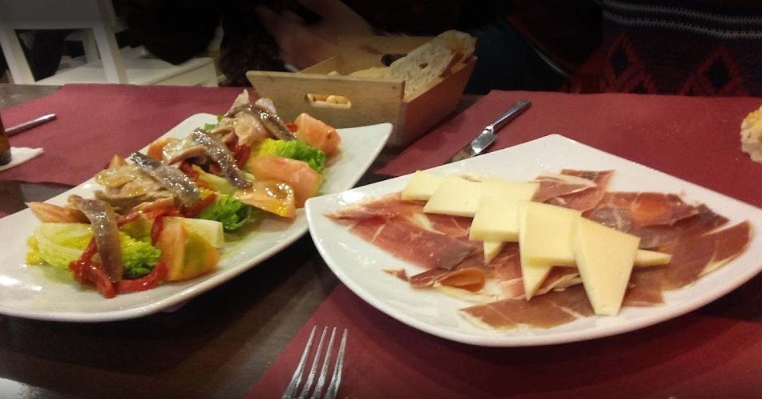 Tapas y Raciones: Servicios de Cervecería Tapería Cuatro Bellotas Tapas y Raciones: Servicios de Cervecería Tapería Cuatro Bellotas
