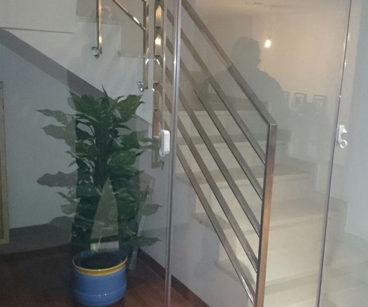 Empresa especializada en cerramiento sin perfil en Zaragoza