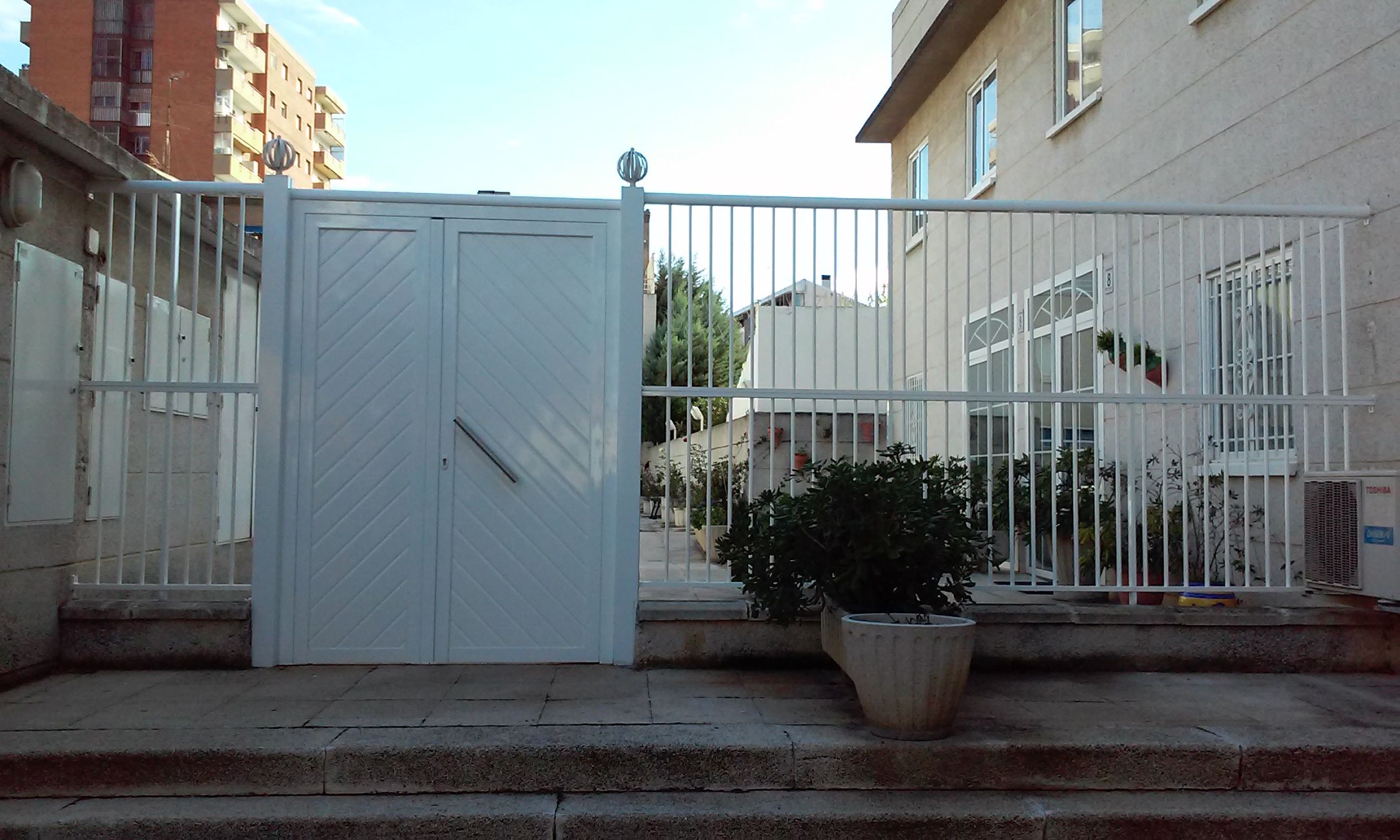 Puertas de exterior: Carpintería de aluminio de Laborda Tecnología del Aluminio, S.L. Puertas de exterior: Carpintería de aluminio de Laborda Tecnología del Aluminio, S.L.