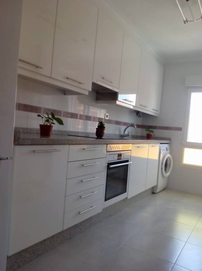 Cocina reformada por Gresastur en Gijón