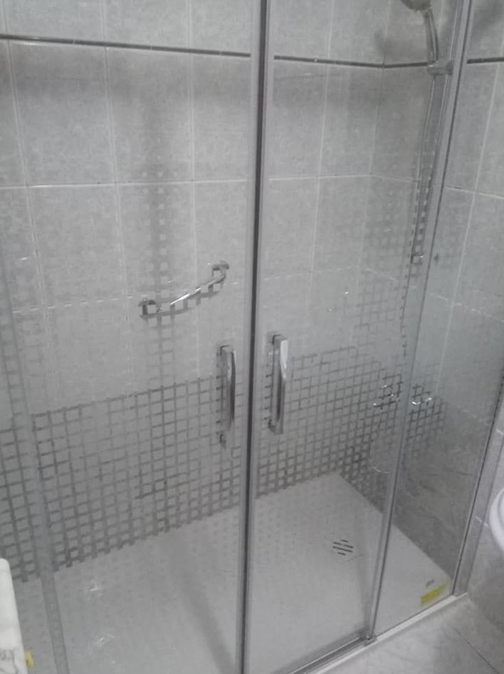 Instalación de ducha antideslizante en Gijón