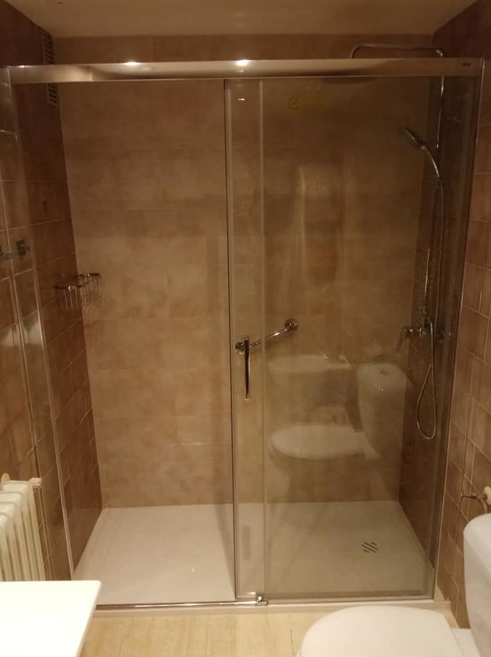 Instalación de ducha realizada por Gresastur en Gijón