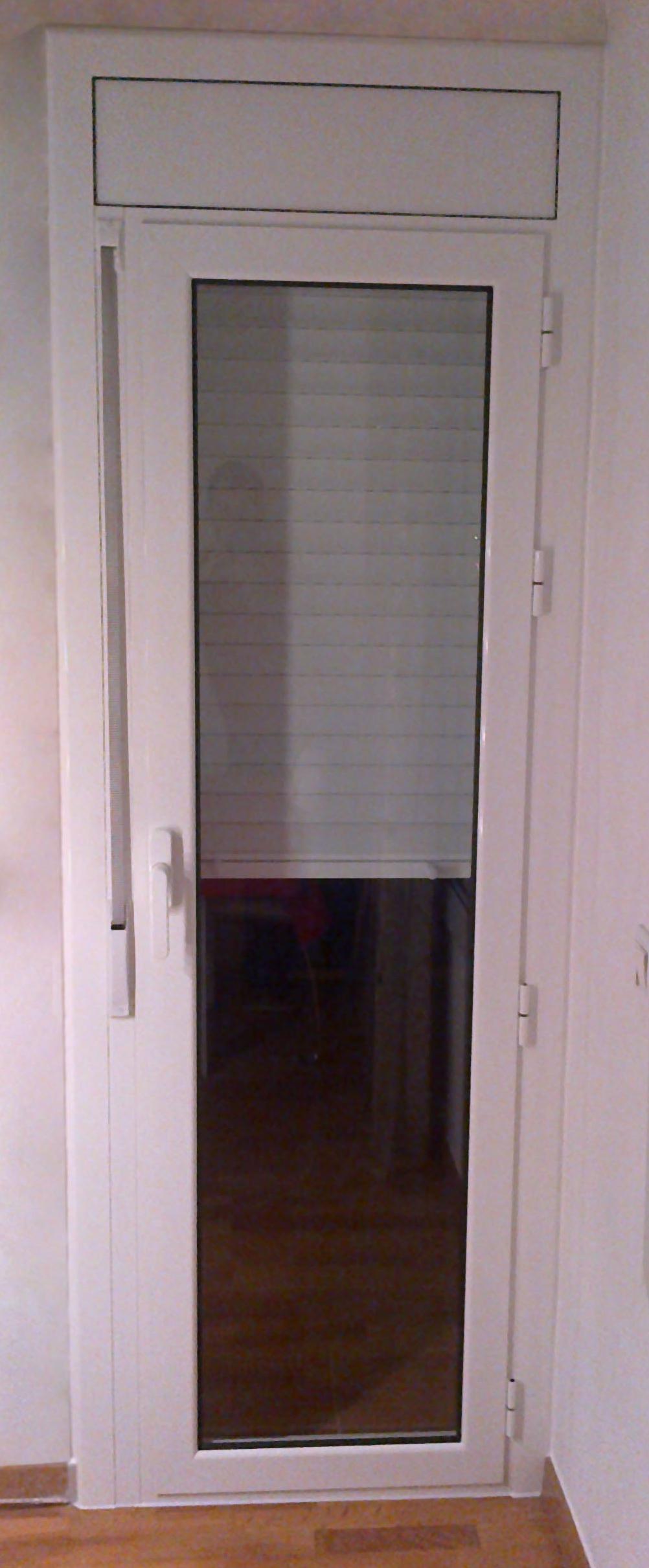 Puerta de una hoja practicable con persiana incorporada Puerta de una hoja practicable con persiana incorporada