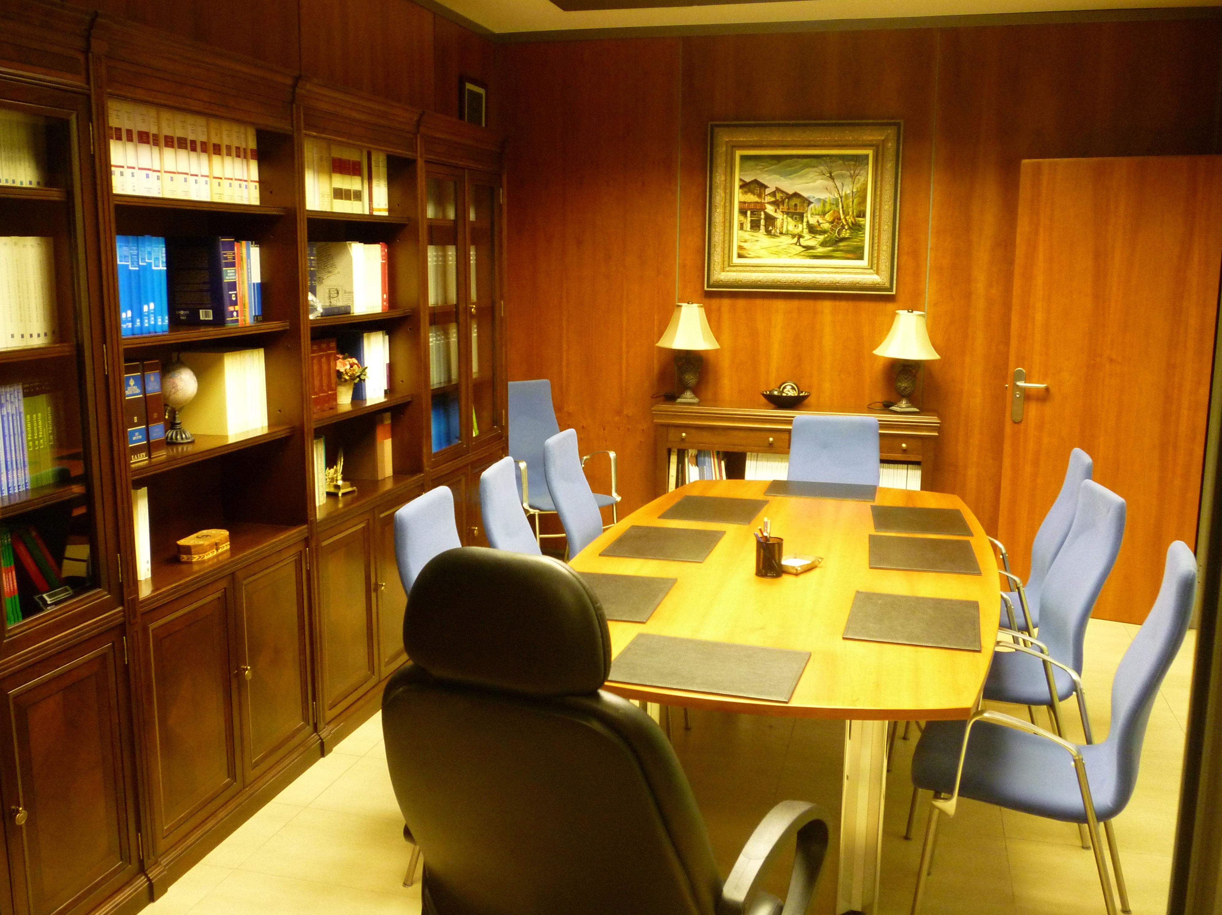 Sala de reuniones en la Notaría José Miguel Avello en Zuera (Zaragoza)
