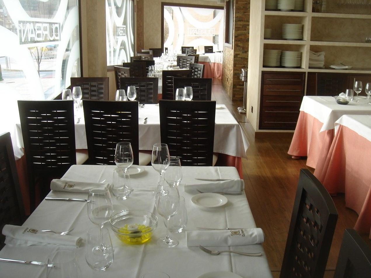 Conjunto de sillas y mesa para restaurantes