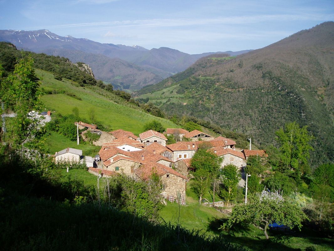 Vista de Ubriezo desde el camino Vista de Ubriezo desde el camino
