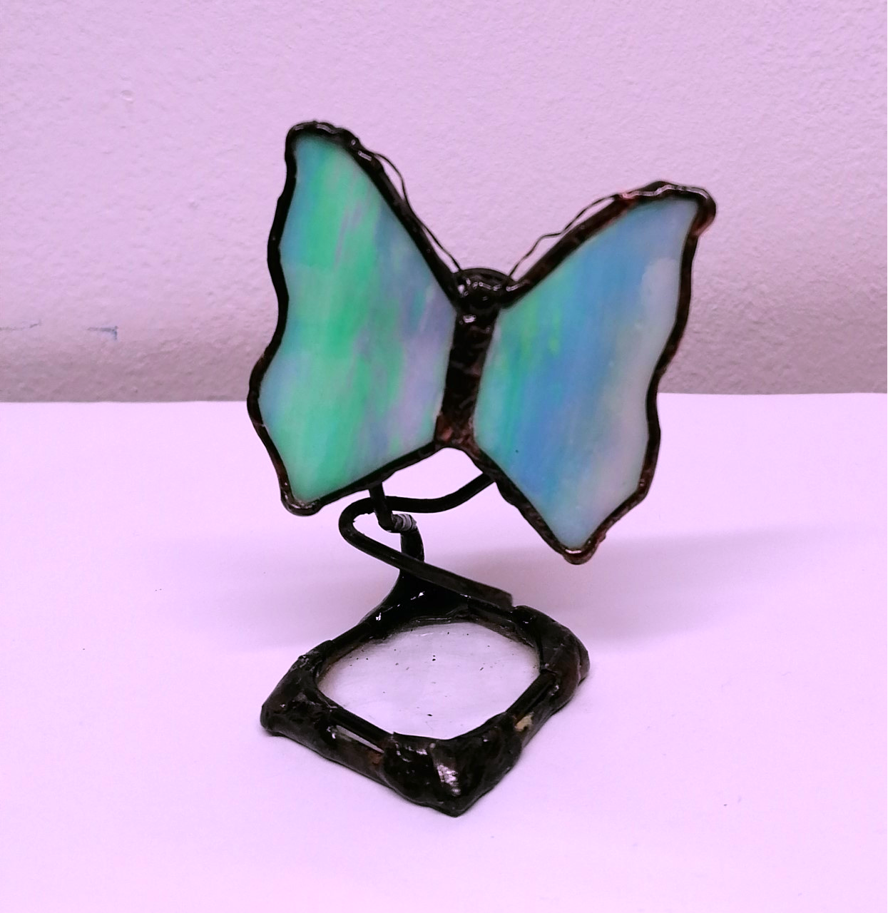 Mariposa 1. vidrio, cobre y estaño. 95€.