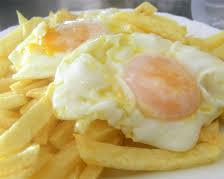 Huevos fritos, papas fritas y ensalada: Nuestra Carta de Happy Burger Huevos fritos, papas fritas y ensalada: Nuestra Carta de Happy Burger