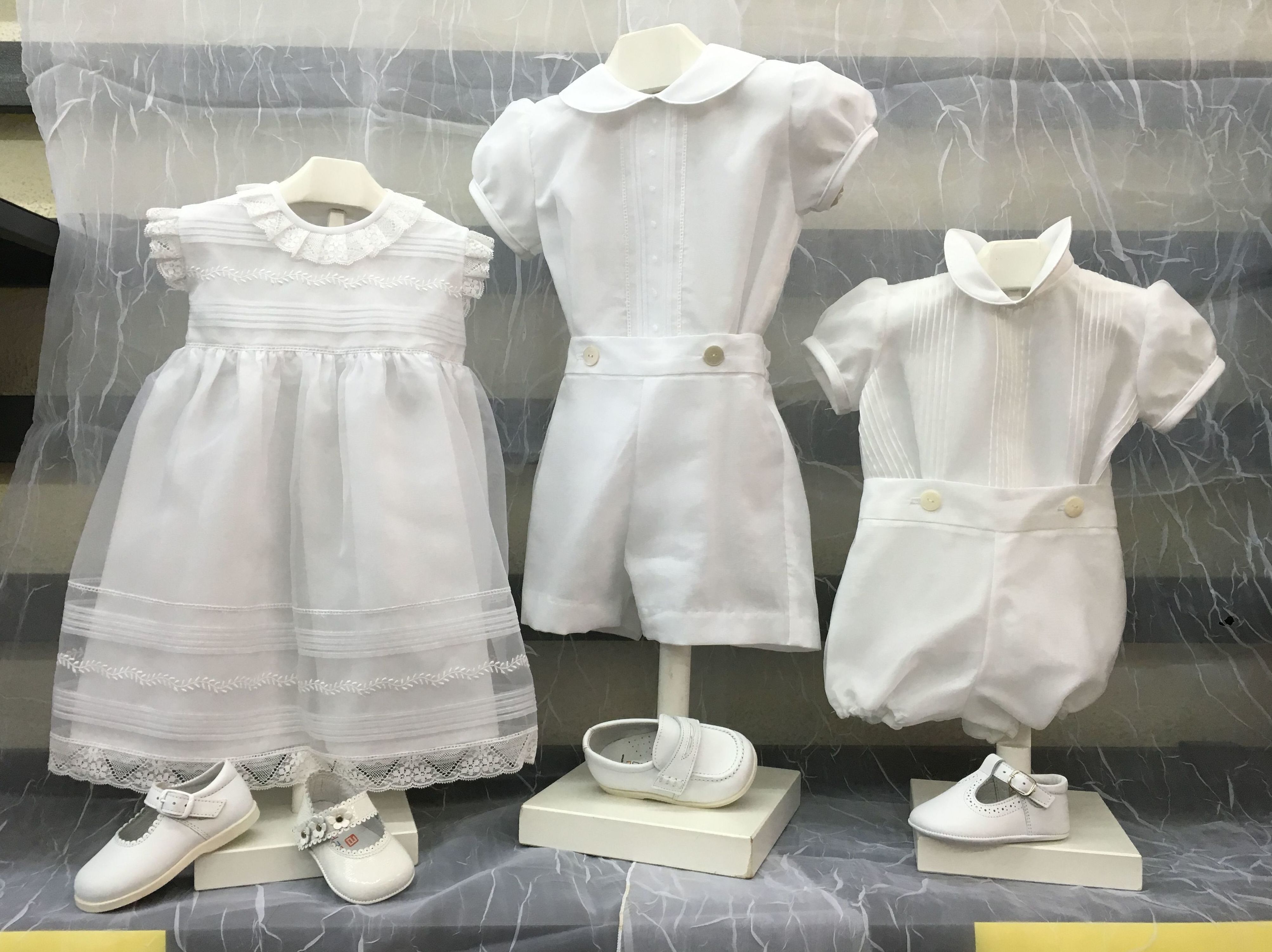 Vestidos y conjuntos de Bautizos: Vestidos y Trajes de Joan Lo Vestidos y conjuntos de Bautizos: Vestidos y Trajes de Joan Lo
