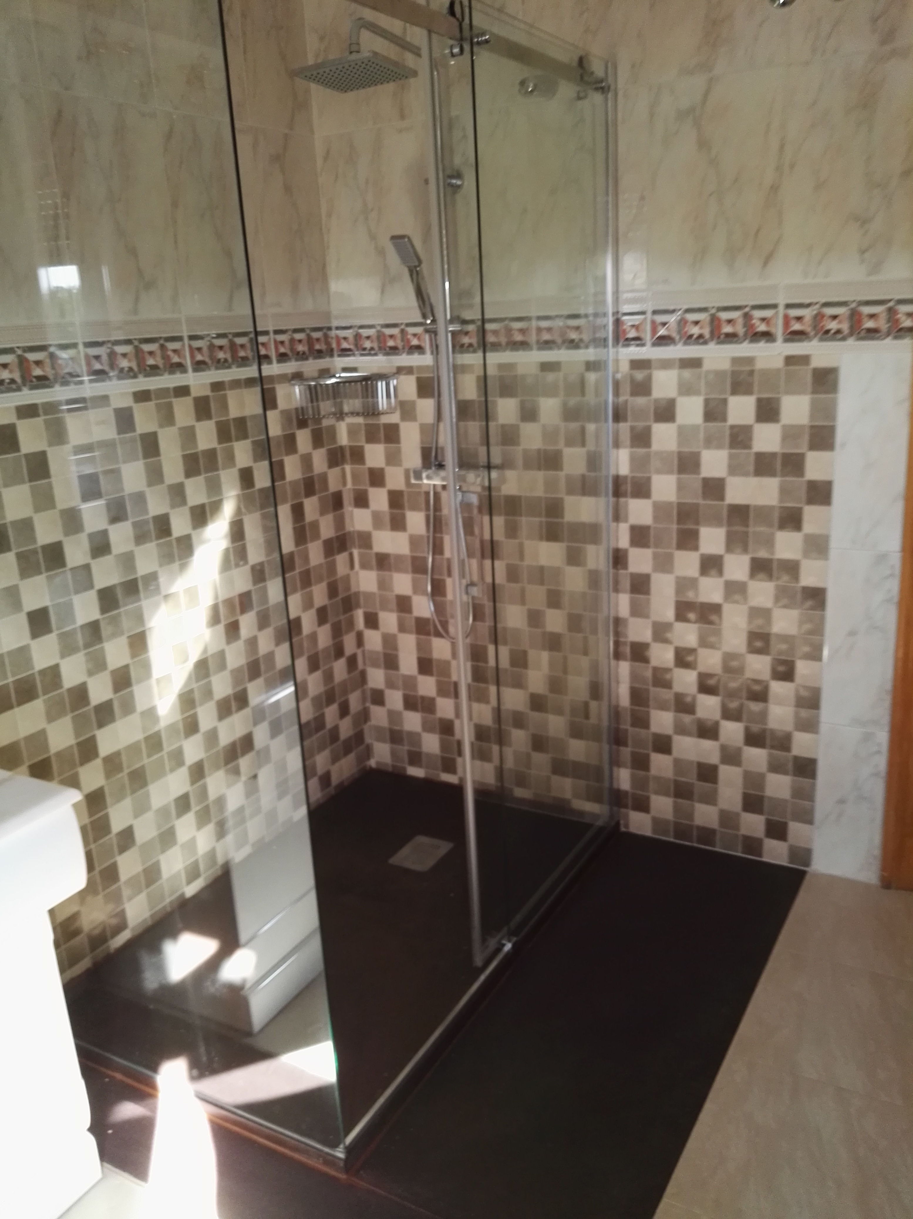 Cambio de bañera por plato de ducha: Cocinas y baños de F. Alba, cocinas y baños Cambio de bañera por plato de ducha: Cocinas y baños de F. Alba, cocinas y baños