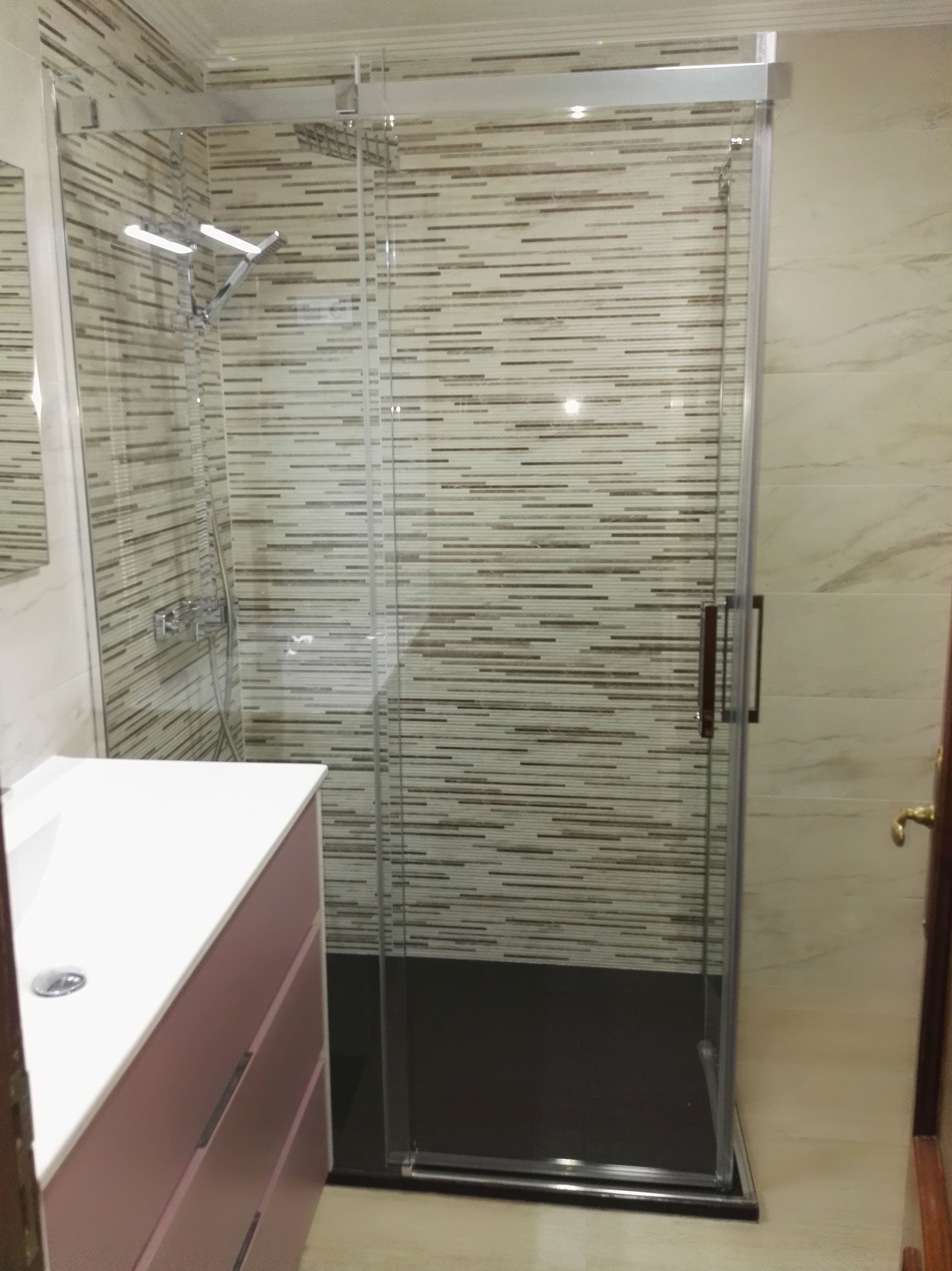 Mamparas de baño: Cocinas y baños de F. Alba, cocinas y baños Mamparas de baño: Cocinas y baños de F. Alba, cocinas y baños