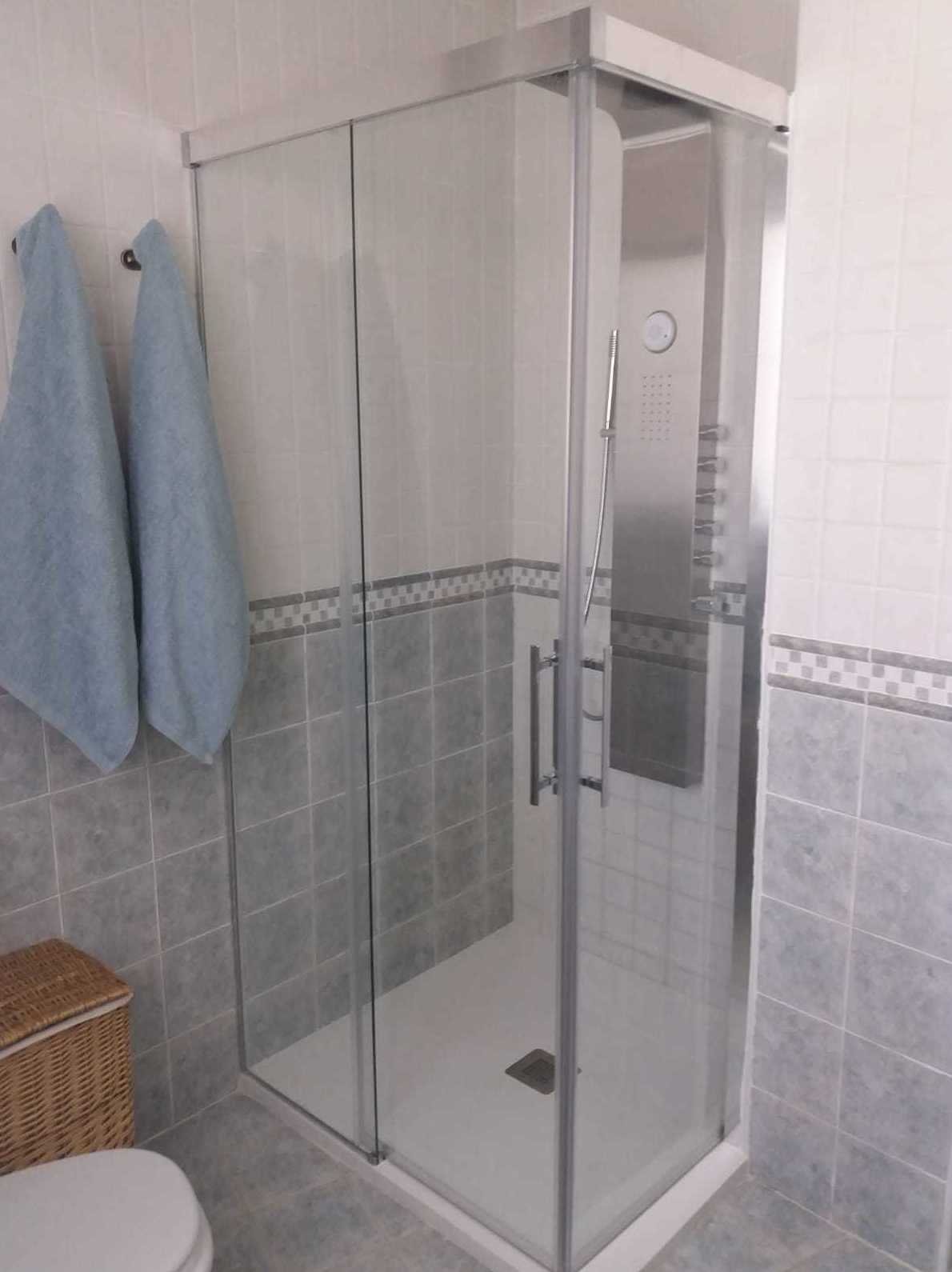 Mamparas de Baño de baño: Cocinas y baños de F. Alba, cocinas y baños Mamparas de Baño de baño: Cocinas y baños de F. Alba, cocinas y baños